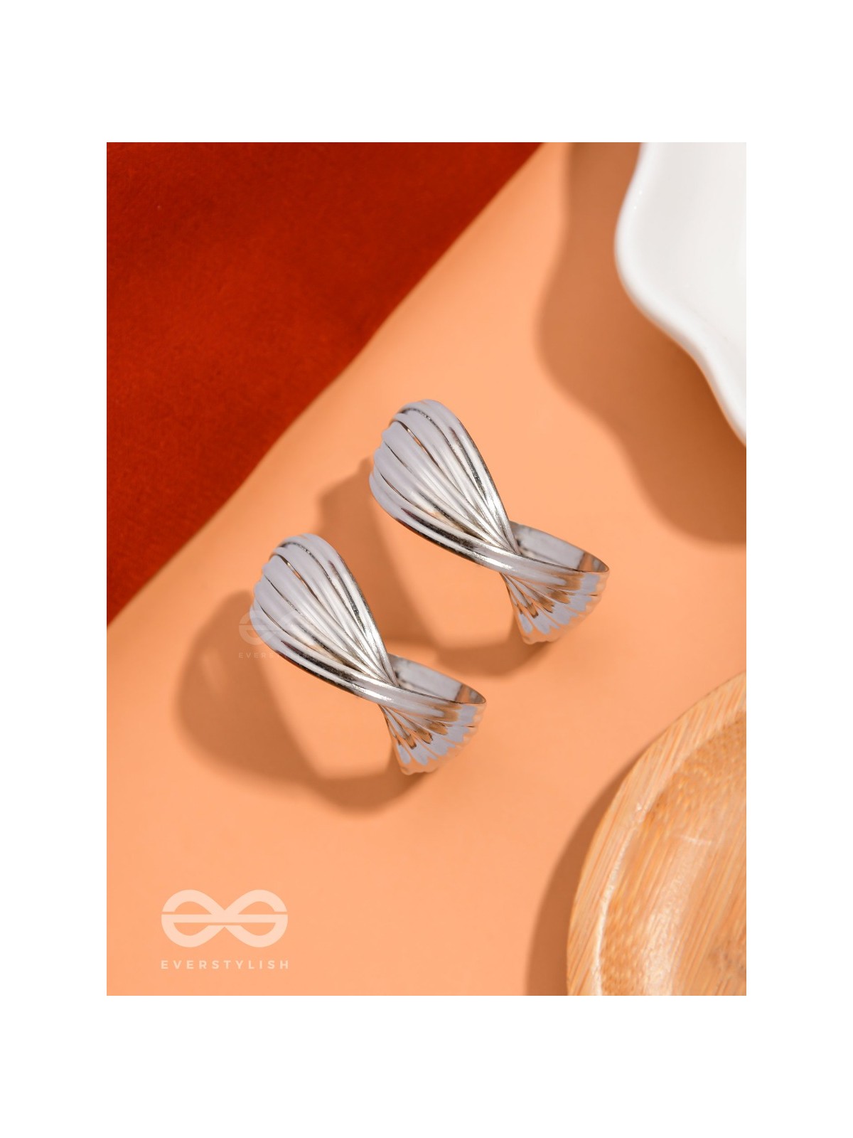 LEVELING IT UP - STATEMENT SILVER HOOPS
