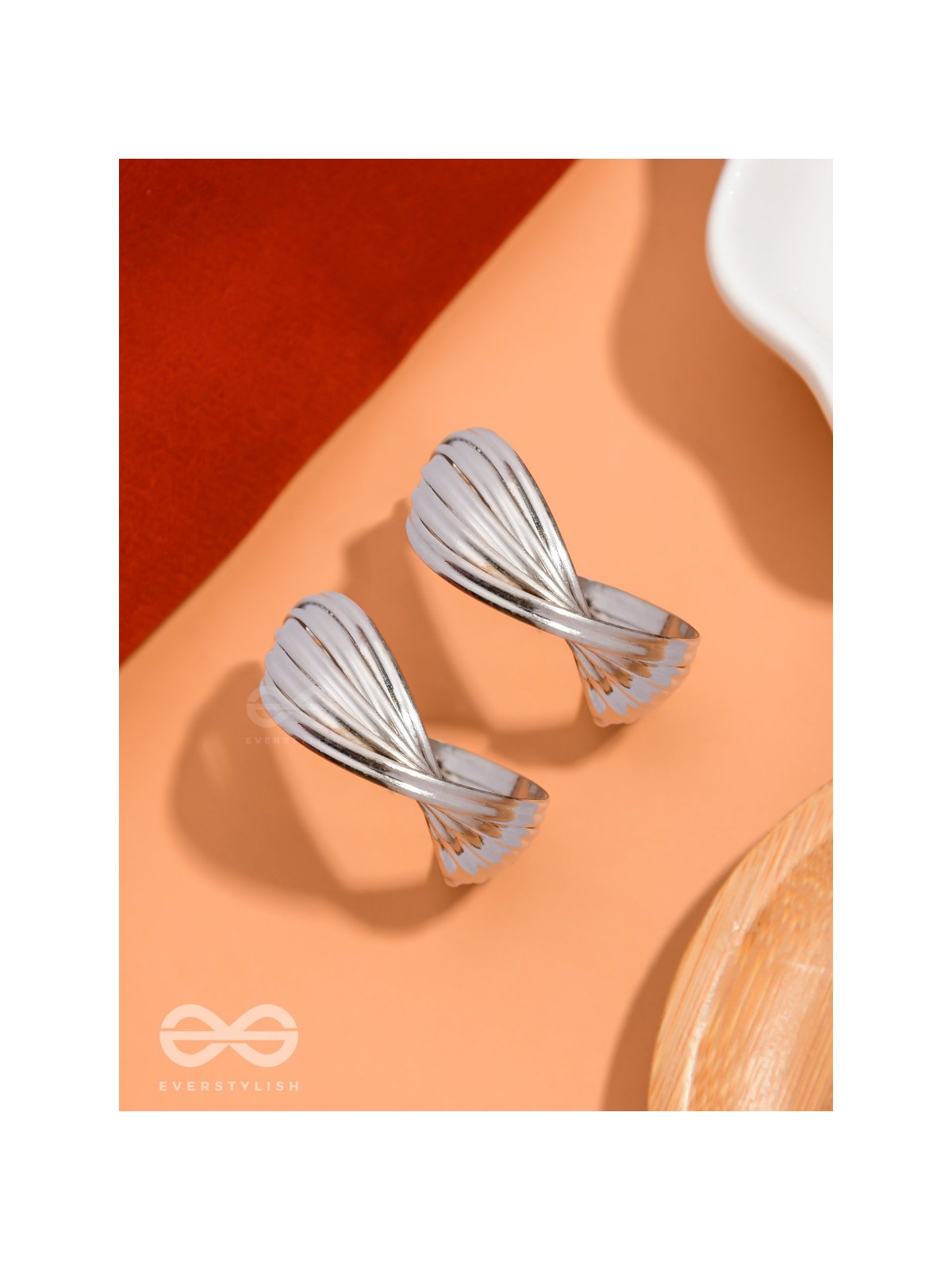 LEVELING IT UP - STATEMENT SILVER HOOPS