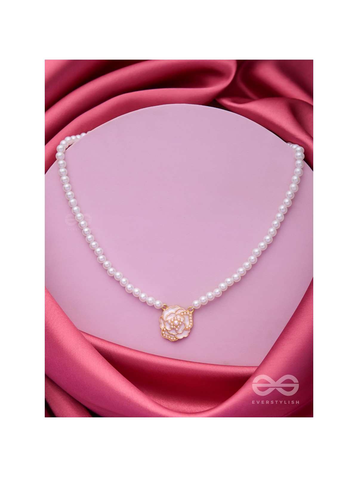 A GLISTENING WHITE PEONY - GOLDEN PEARL NECKPIECE 