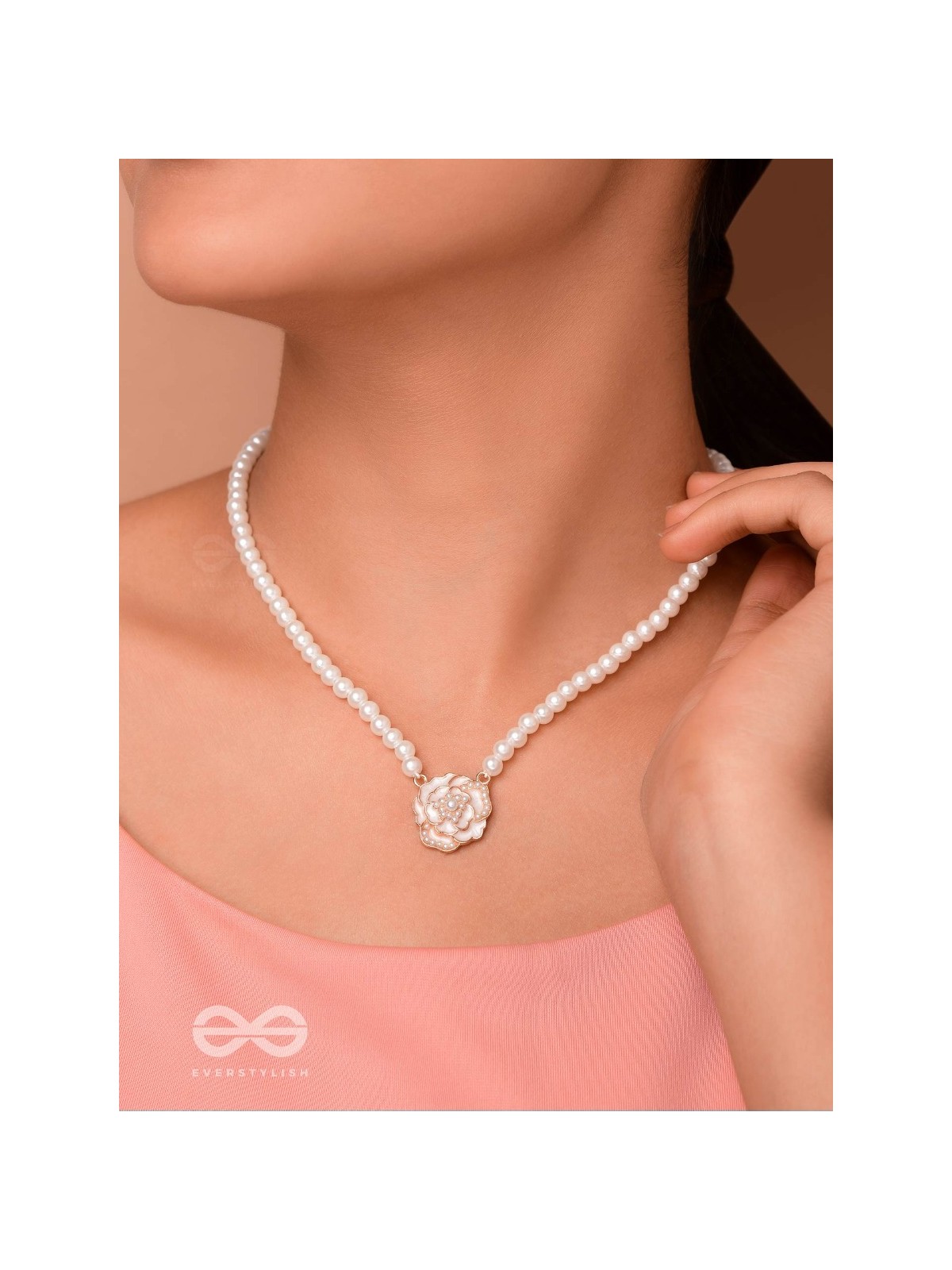 A GLISTENING WHITE PEONY - GOLDEN PEARL NECKPIECE 