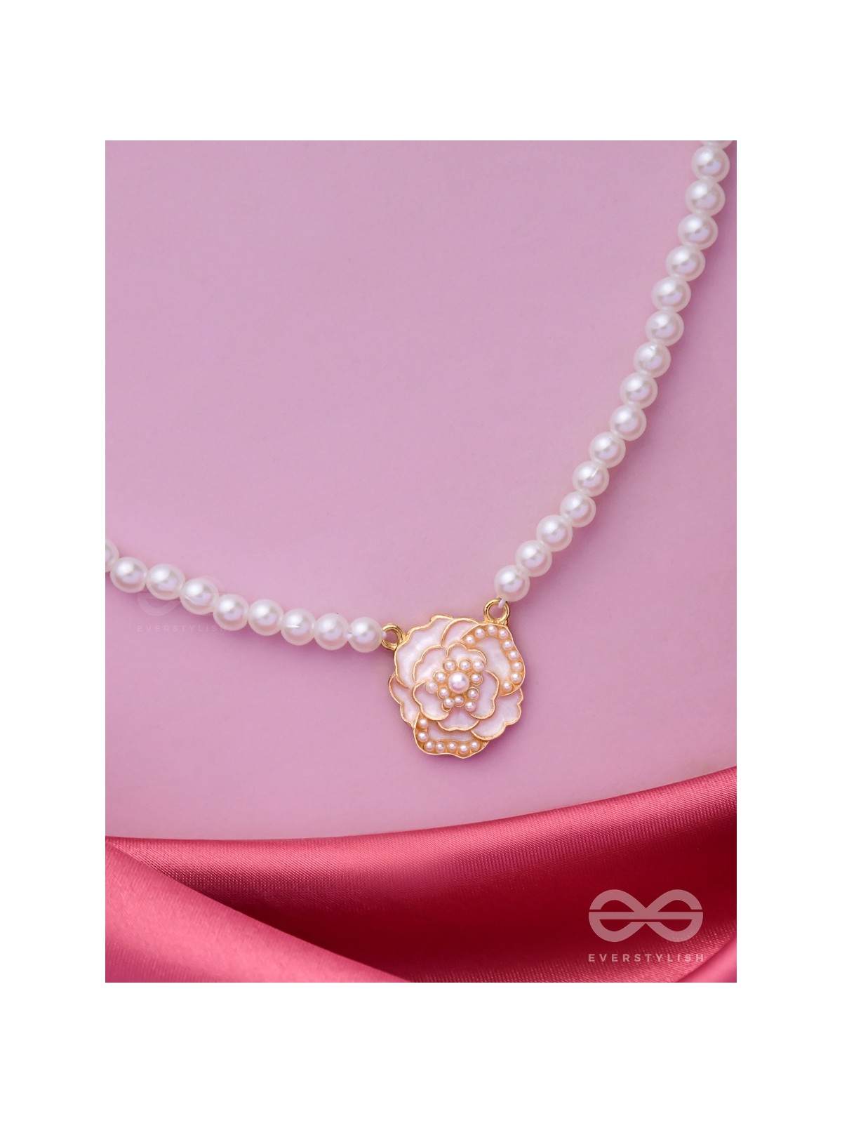 A GLISTENING WHITE PEONY - GOLDEN PEARL NECKPIECE 