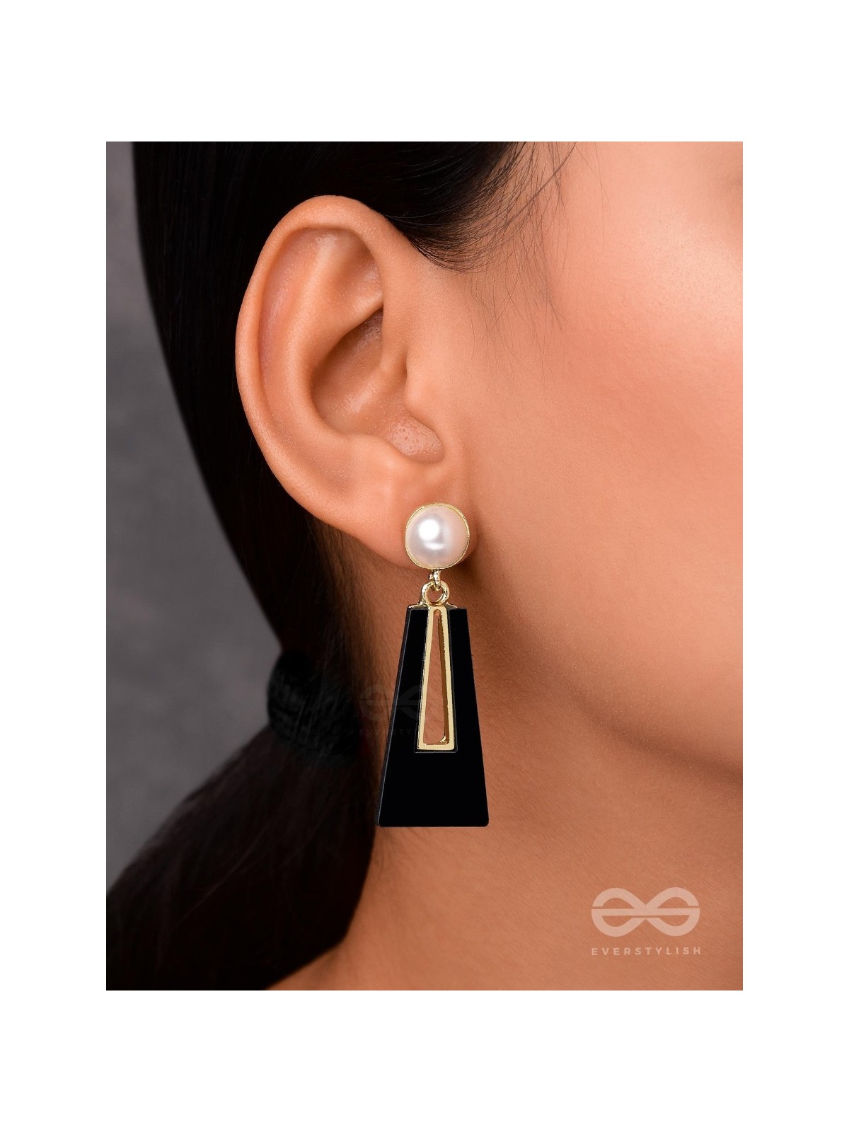 A SASS A DAY - BLACK & GOLDEN DROP EARRINGS 