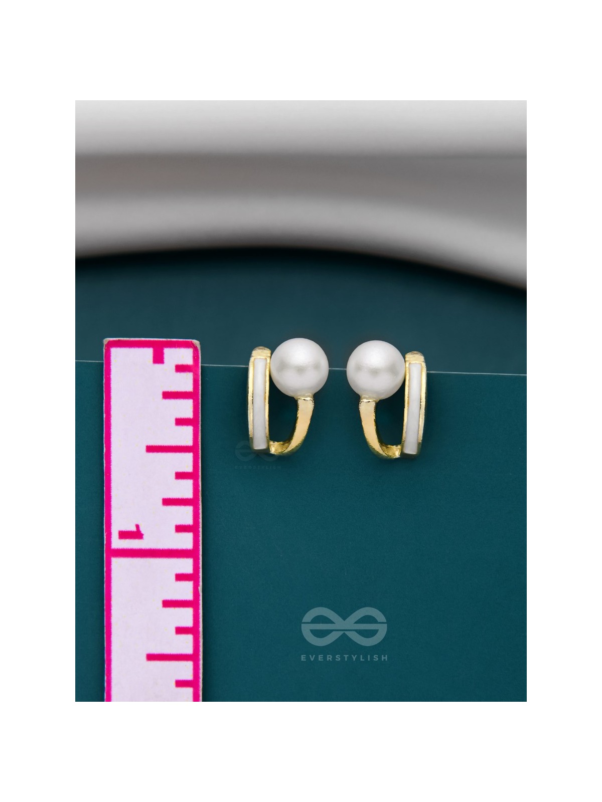 MOONLIT PEARL- ENAMELLED STUD EARRINGS (WHITE)