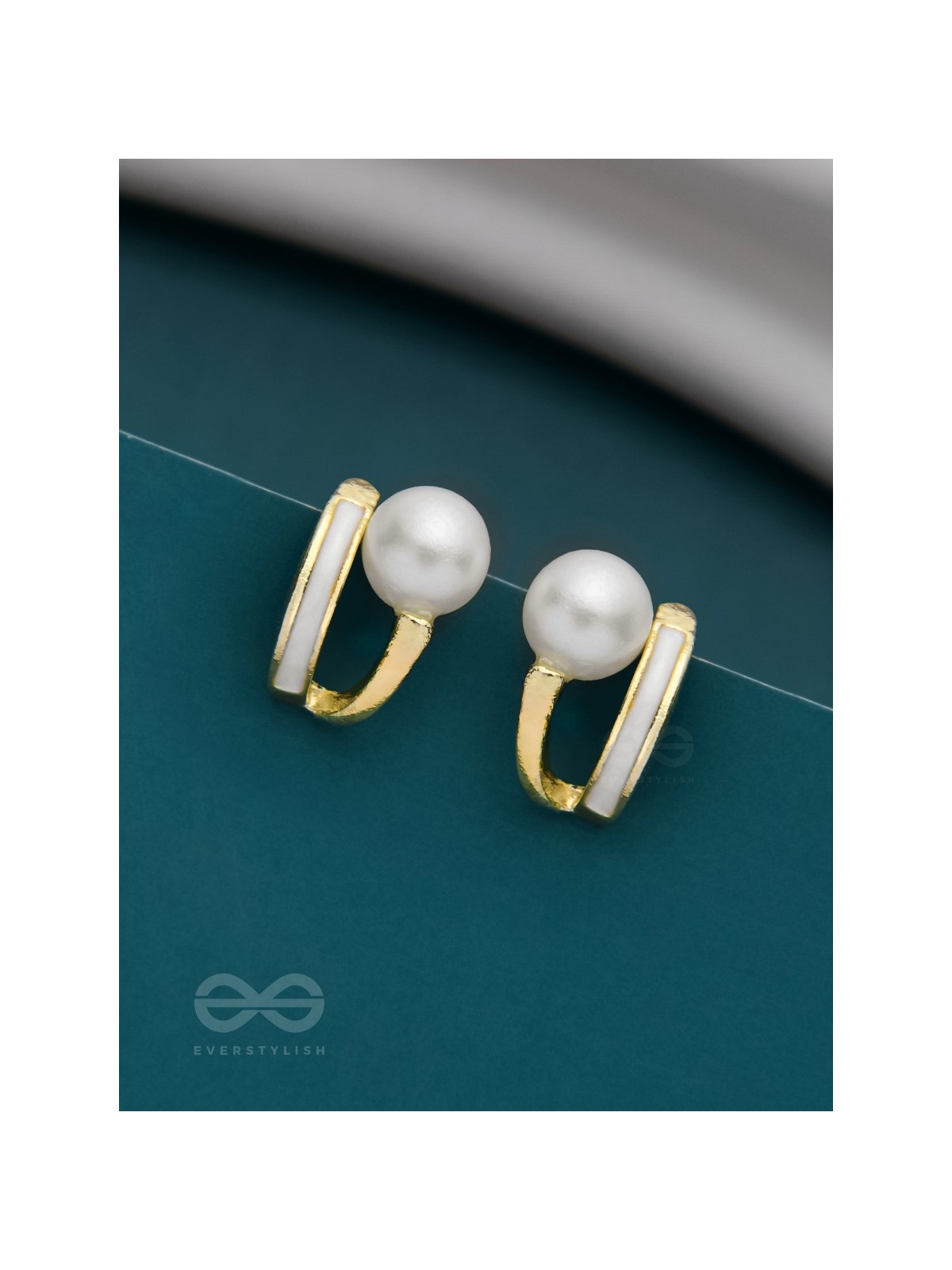 MOONLIT PEARL- ENAMELLED STUD EARRINGS (WHITE)