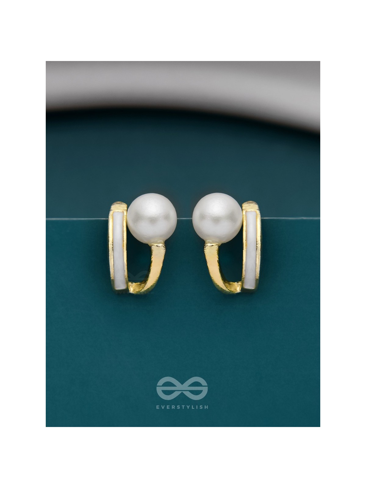 MOONLIT PEARL- ENAMELLED STUD EARRINGS (WHITE)