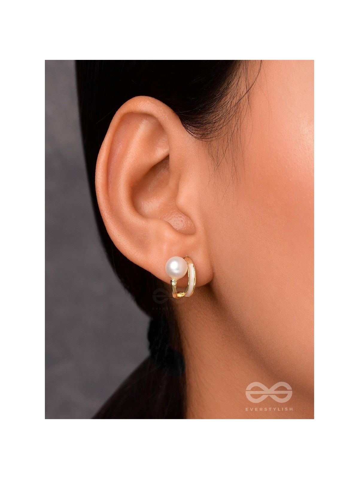 MOONLIT PEARL- ENAMELLED STUD EARRINGS (WHITE)