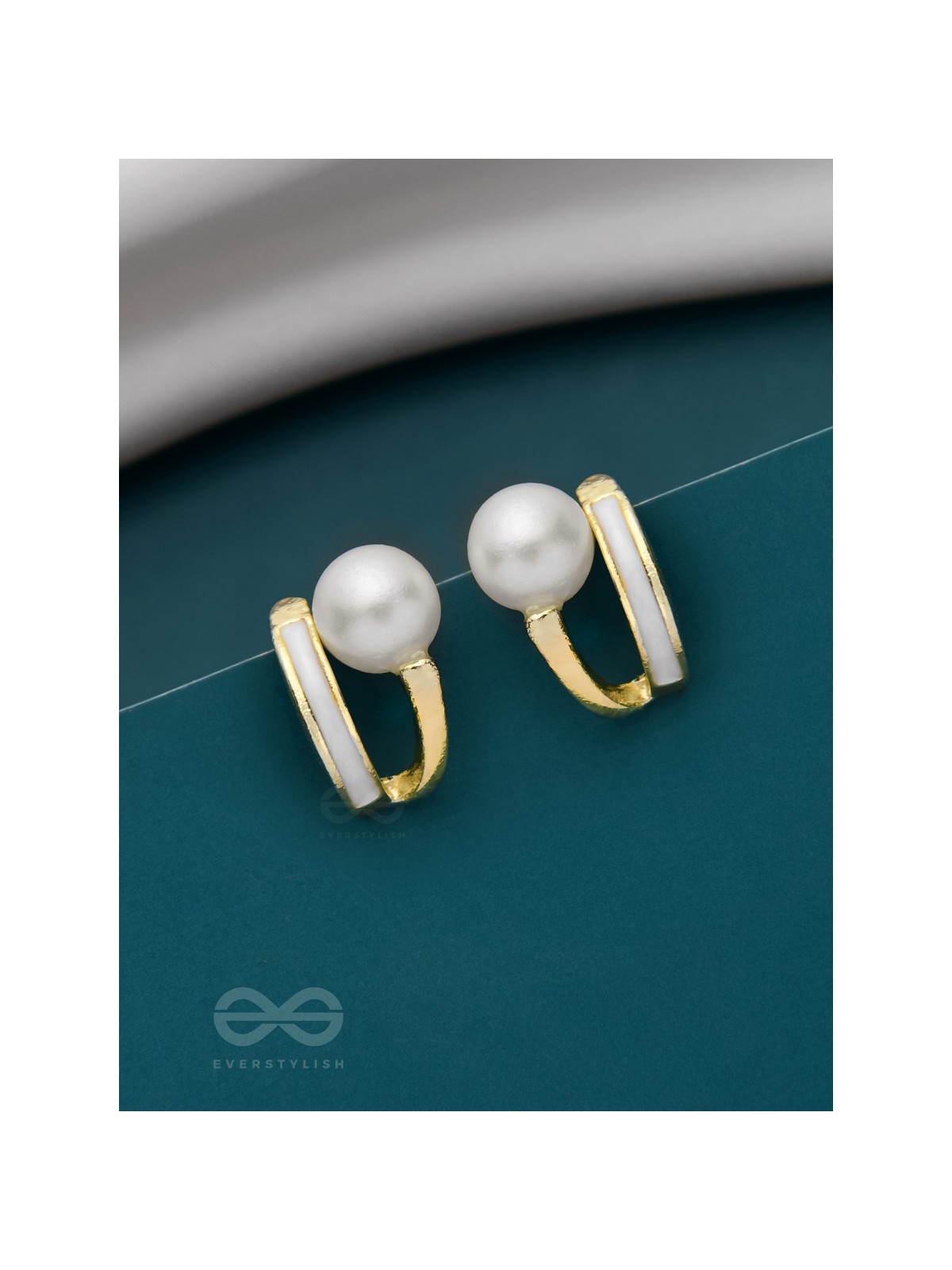 MOONLIT PEARL- ENAMELLED STUD EARRINGS (WHITE)