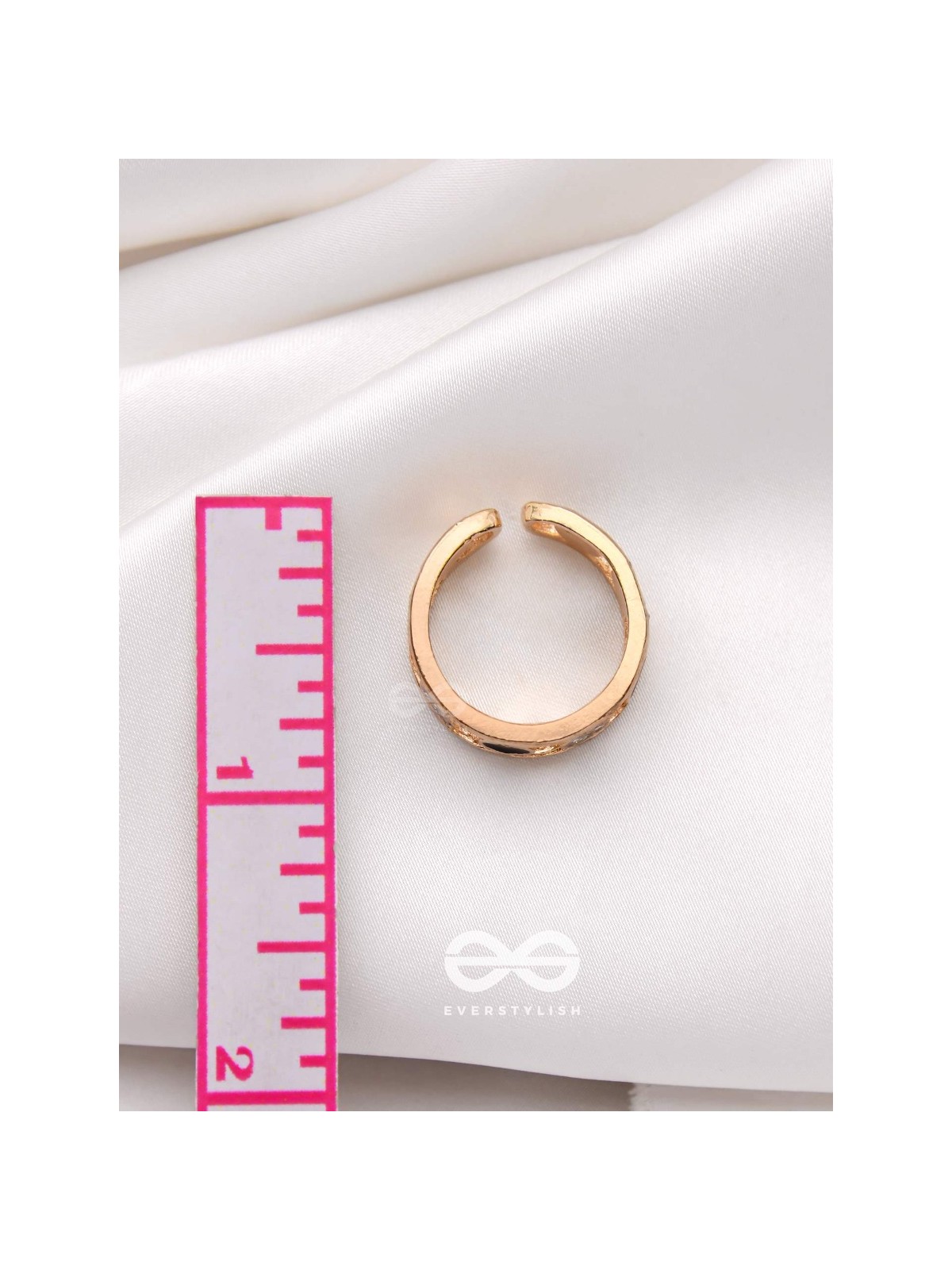 ENVELOPED IN HEARTS - GOLDEN STATEMENT RING (BLACK)