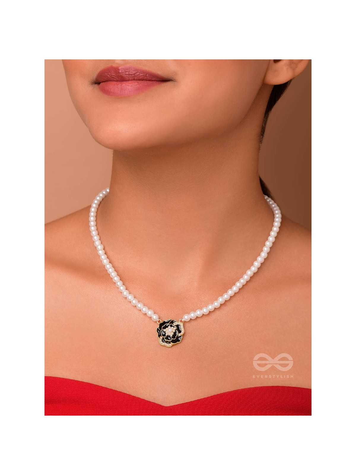 A GLISTENING BLACK PEONY - GOLDEN PEARL NECKPIECE 