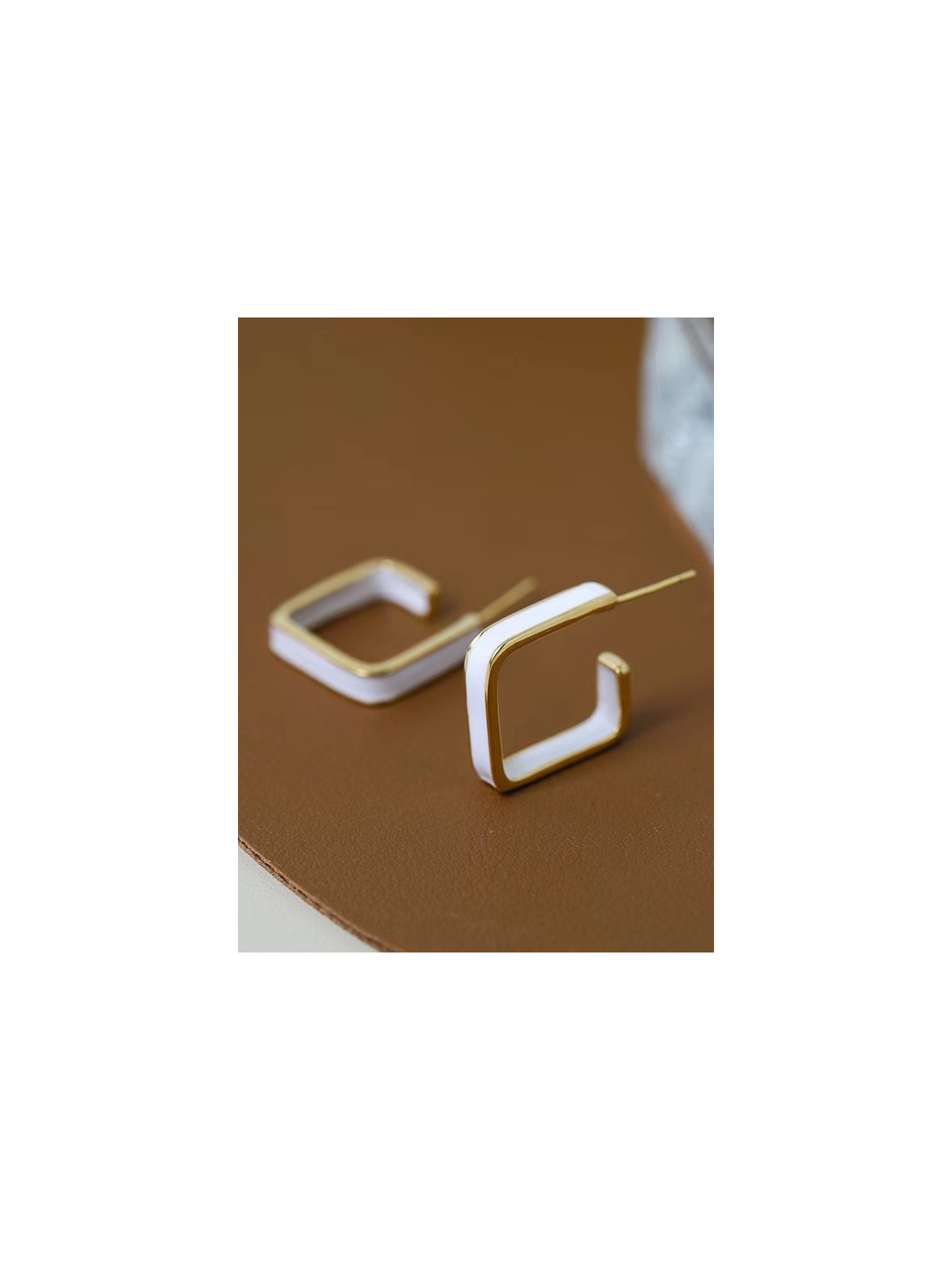 ONCE UPON A SQUARE - GOLDEN ENAMELLED EARRINGS (WHITE)