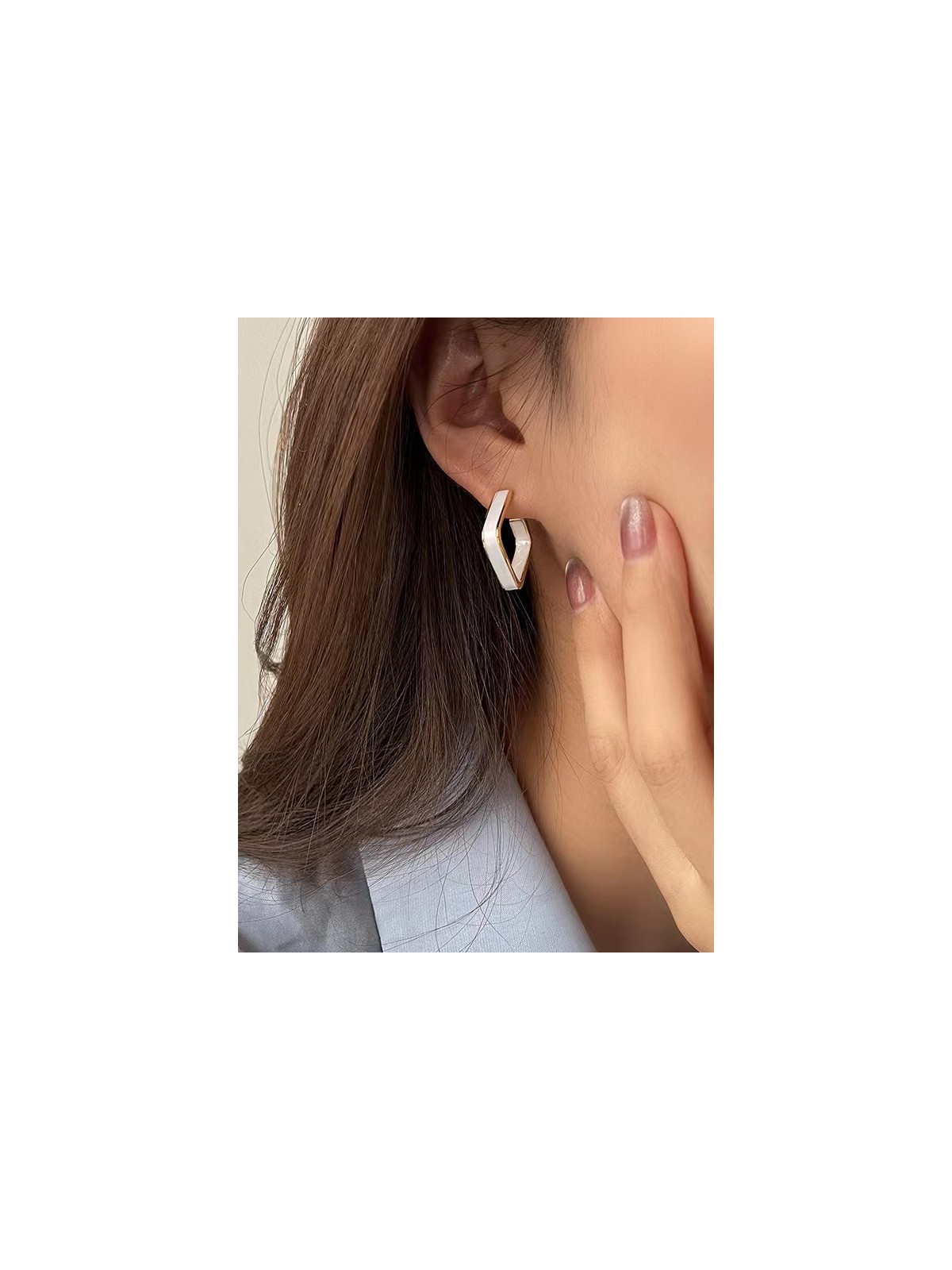 ONCE UPON A SQUARE - GOLDEN ENAMELLED EARRINGS (WHITE)