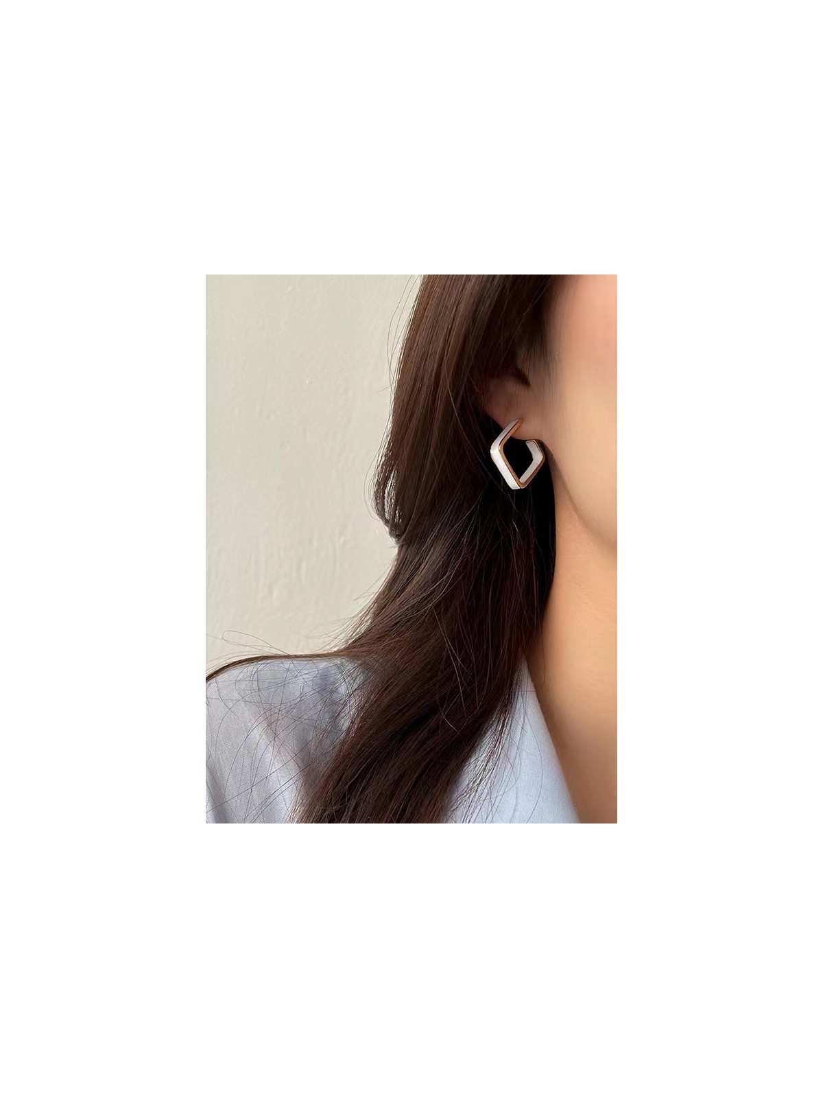 ONCE UPON A SQUARE - GOLDEN ENAMELLED EARRINGS (WHITE)