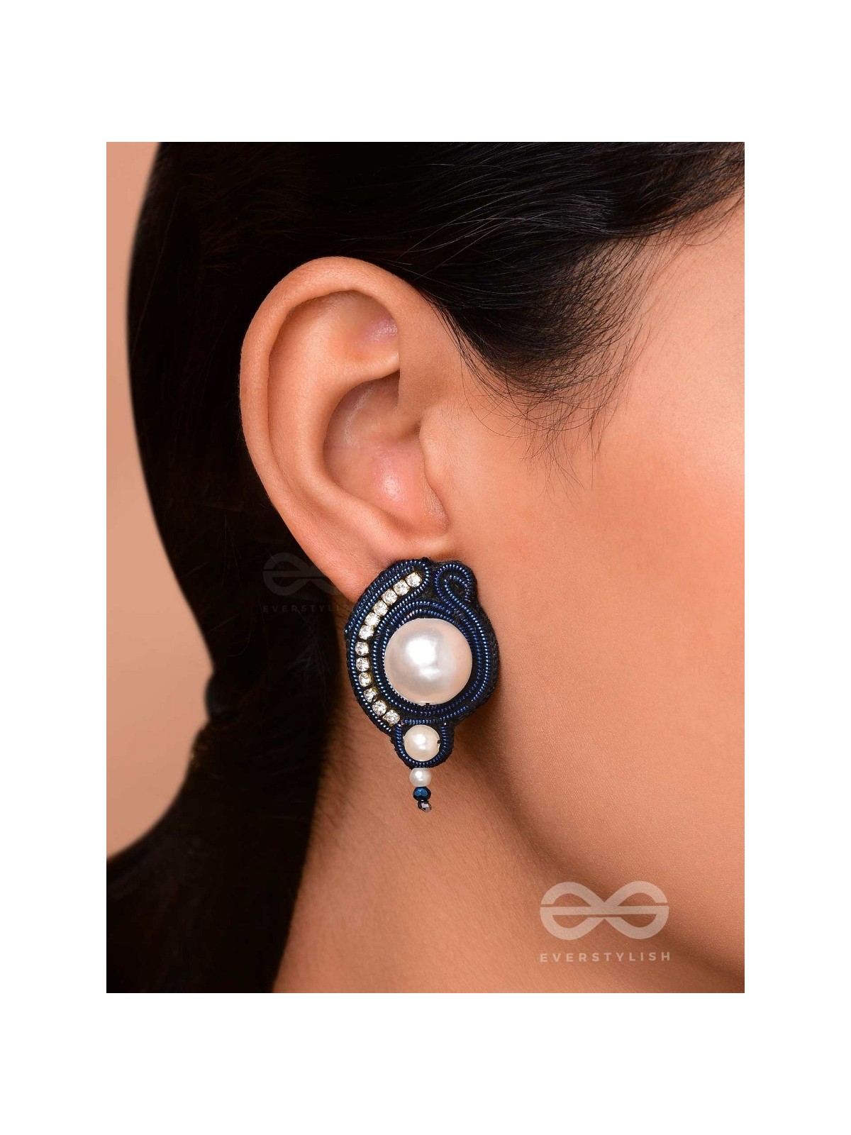 MANIPRAKASA - THE PEARL ILLUMINATION - BEADS AND PEARLS EMBROIDERED STUD EARRINGS
