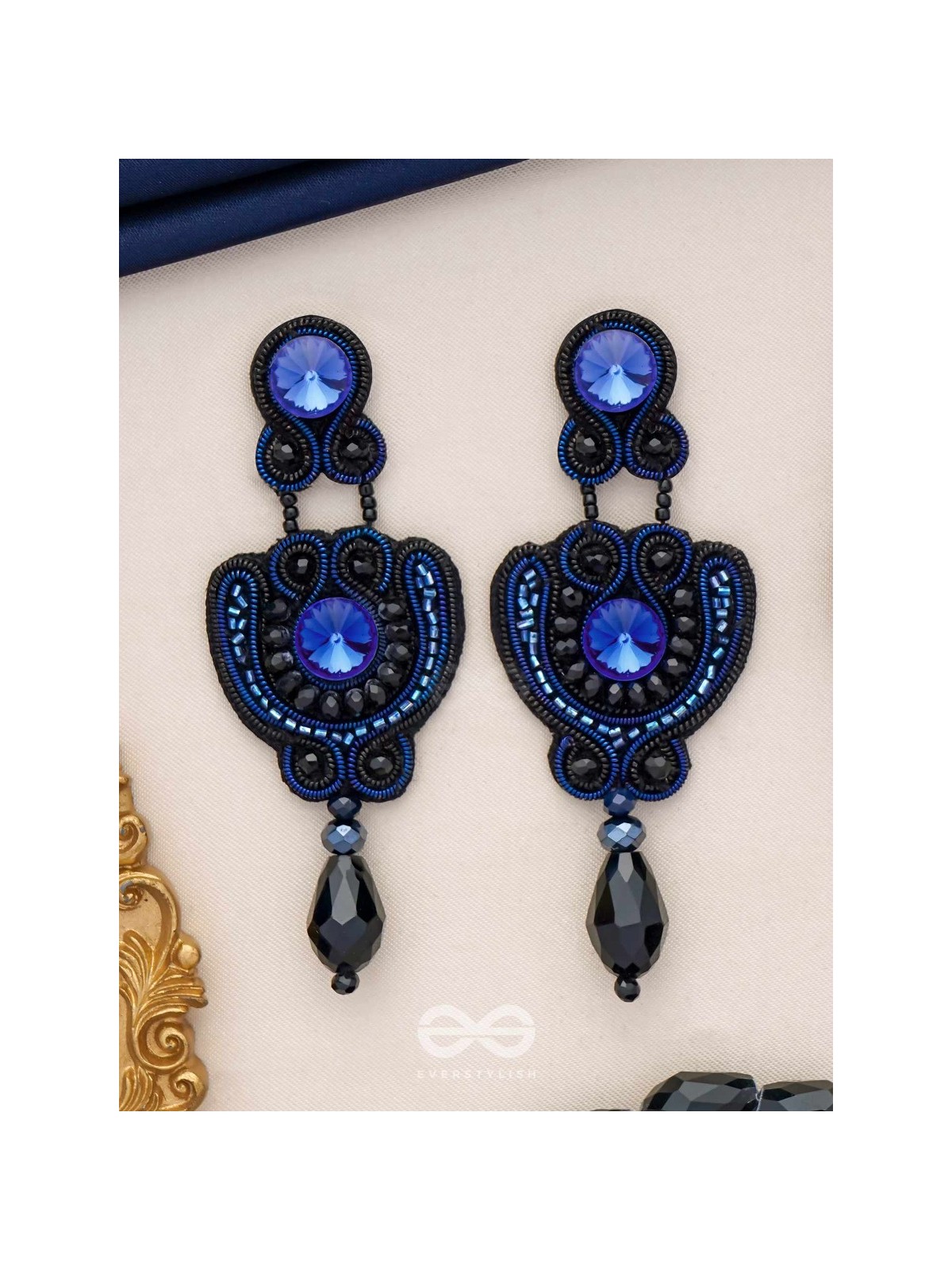AVALAMBA - THE SUPPORTED CURVE - STONE AND BEADS EMBROIDERED EARRINGS