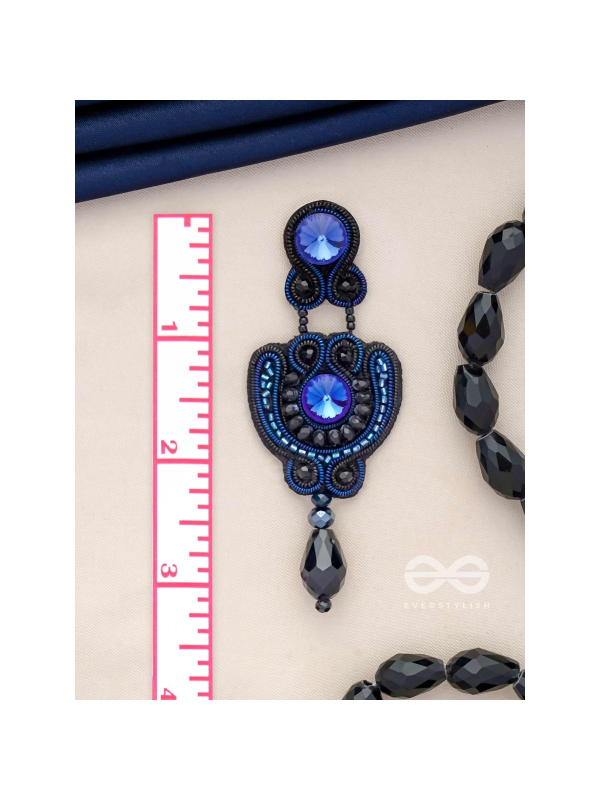 AVALAMBA - THE SUPPORTED CURVE - STONE AND BEADS EMBROIDERED EARRINGS