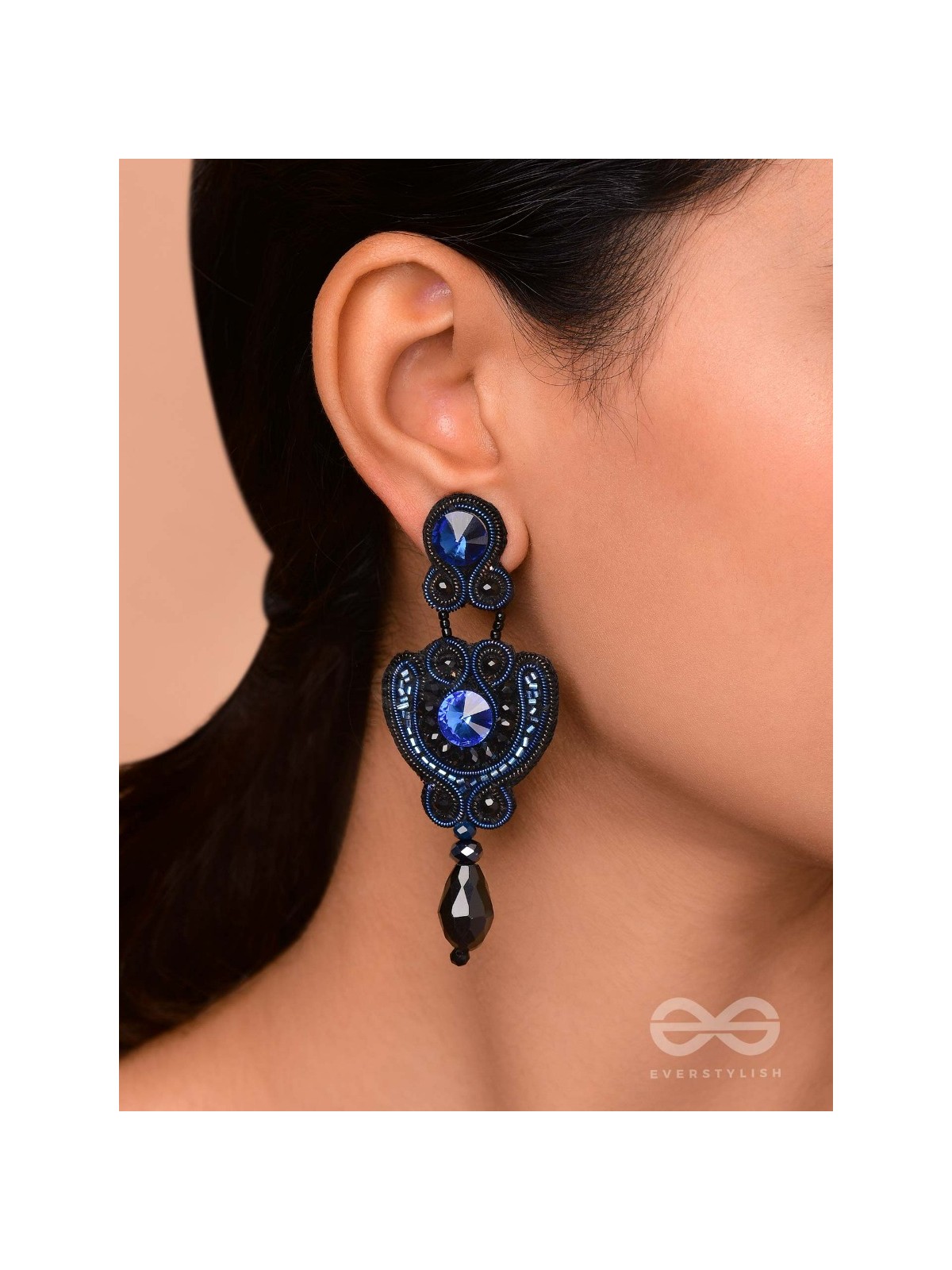 AVALAMBA - THE SUPPORTED CURVE - STONE AND BEADS EMBROIDERED EARRINGS