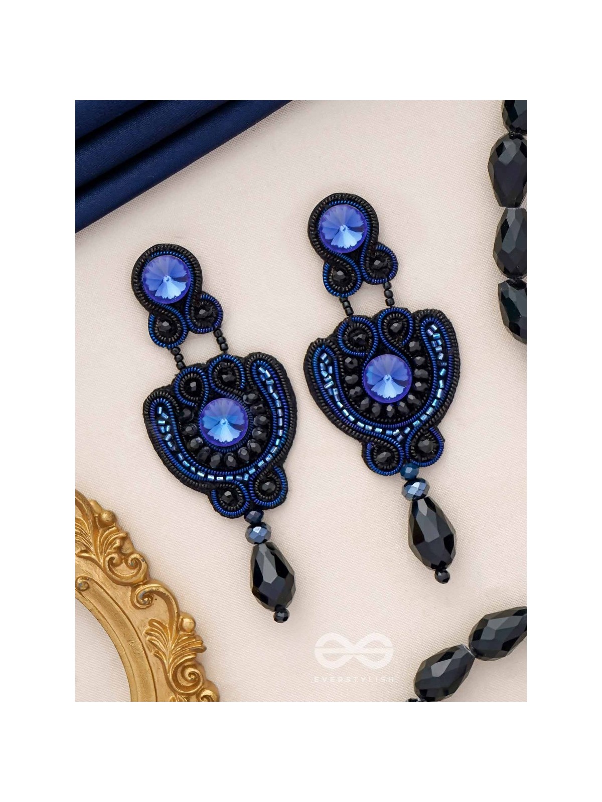 AVALAMBA - THE SUPPORTED CURVE - STONE AND BEADS EMBROIDERED EARRINGS