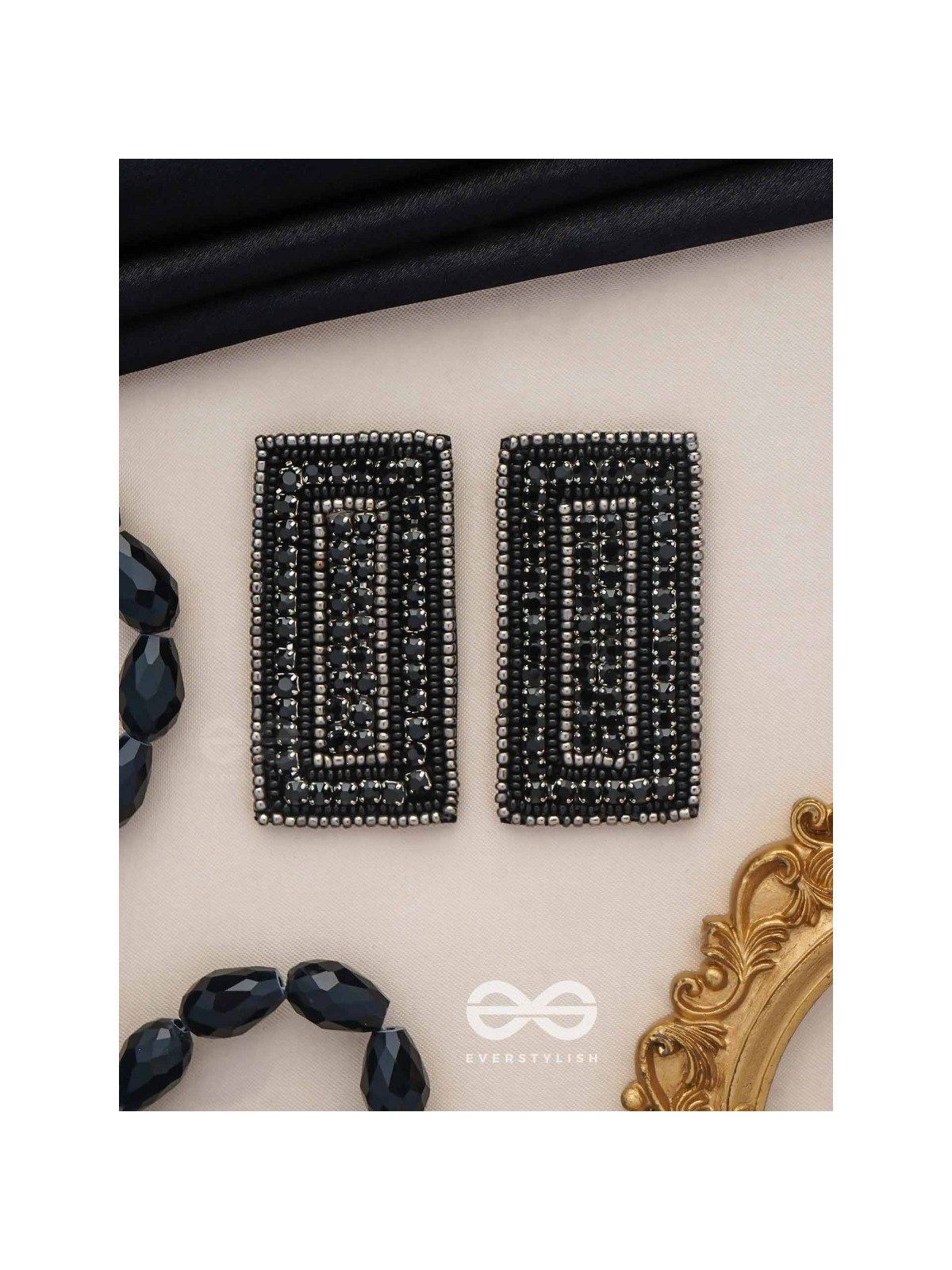 KSHAPA - NIGHT OF POETS - BEADS EMBROIDERED EARRINGS