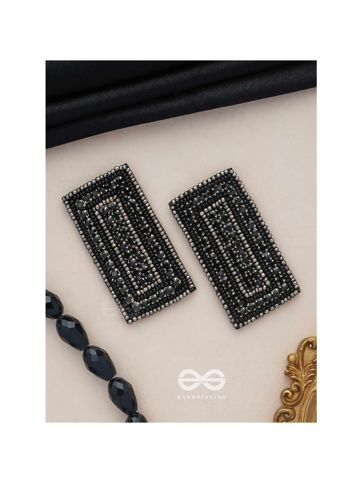 KSHAPA - NIGHT OF POETS - BEADS EMBROIDERED EARRINGS