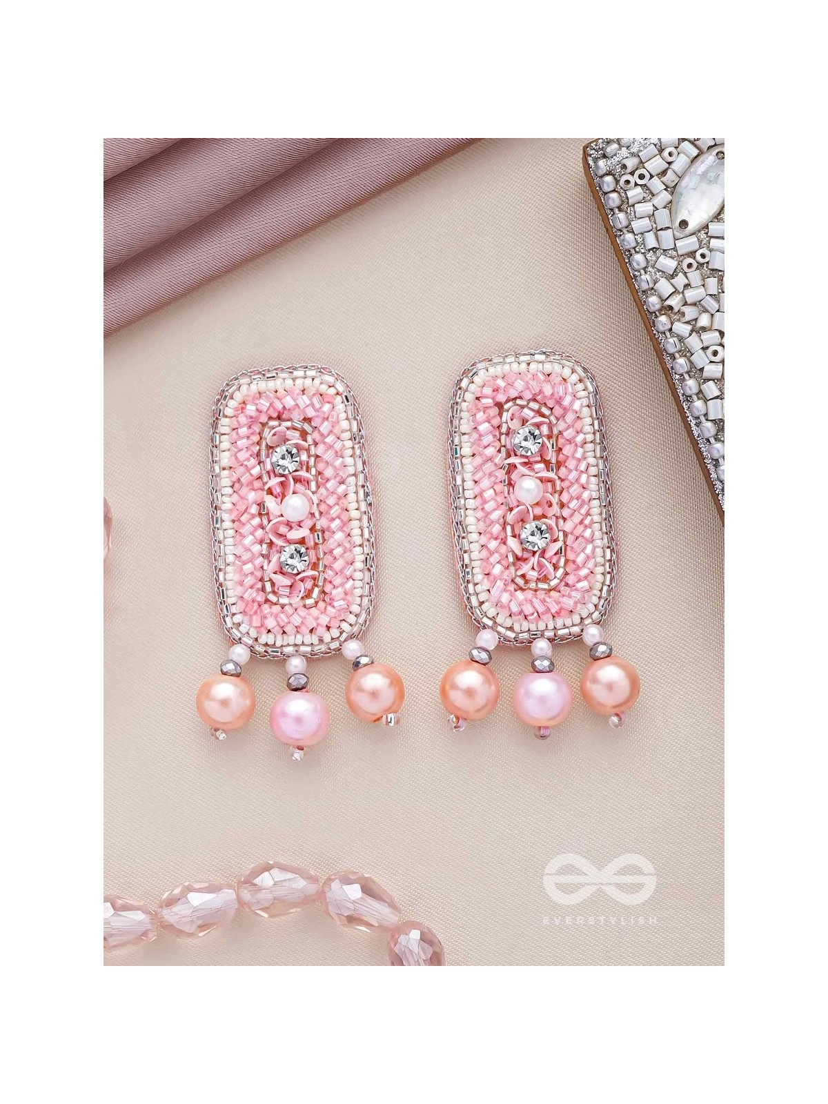 VAPUSHA - MARVELLOUS BEAUTY - SEQUINS, CUT DANA AND BEADS EMBROIDERED EARRINGS