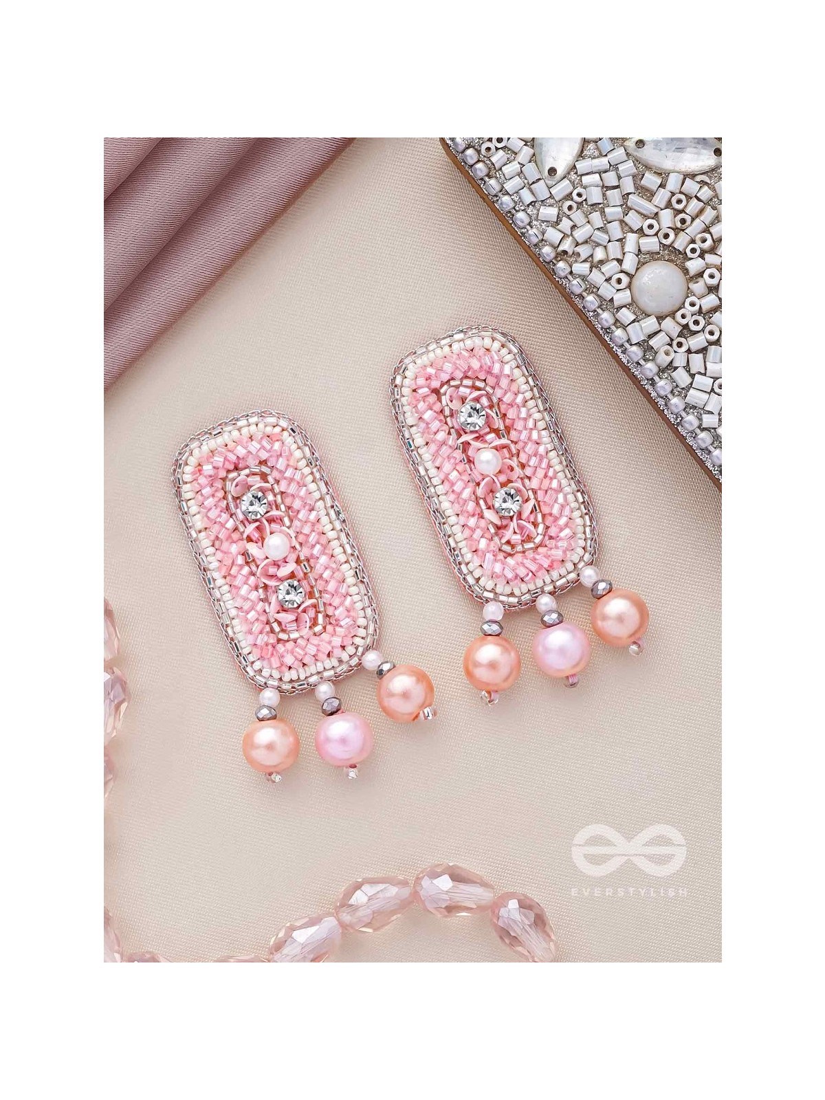 VAPUSHA - MARVELLOUS BEAUTY - SEQUINS, CUT DANA AND BEADS EMBROIDERED EARRINGS