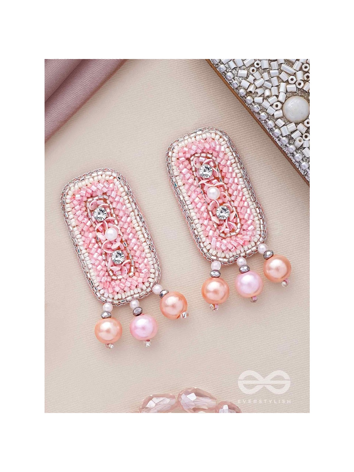 VAPUSHA - MARVELLOUS BEAUTY - SEQUINS, CUT DANA AND BEADS EMBROIDERED EARRINGS