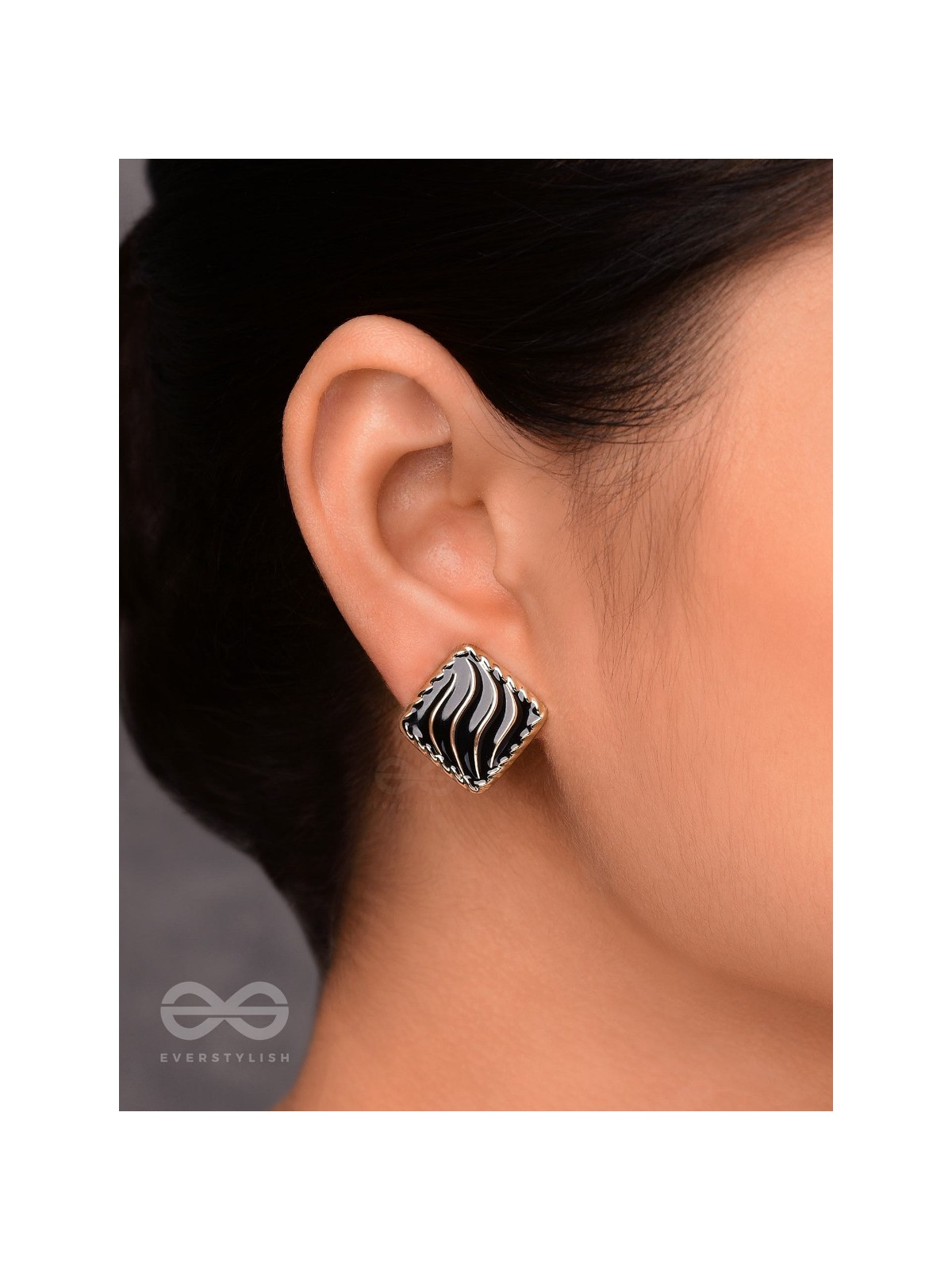 MODERN DELIGHTS - GOLDEN EMBELLISHED STUD EARRINGS (BLACK)