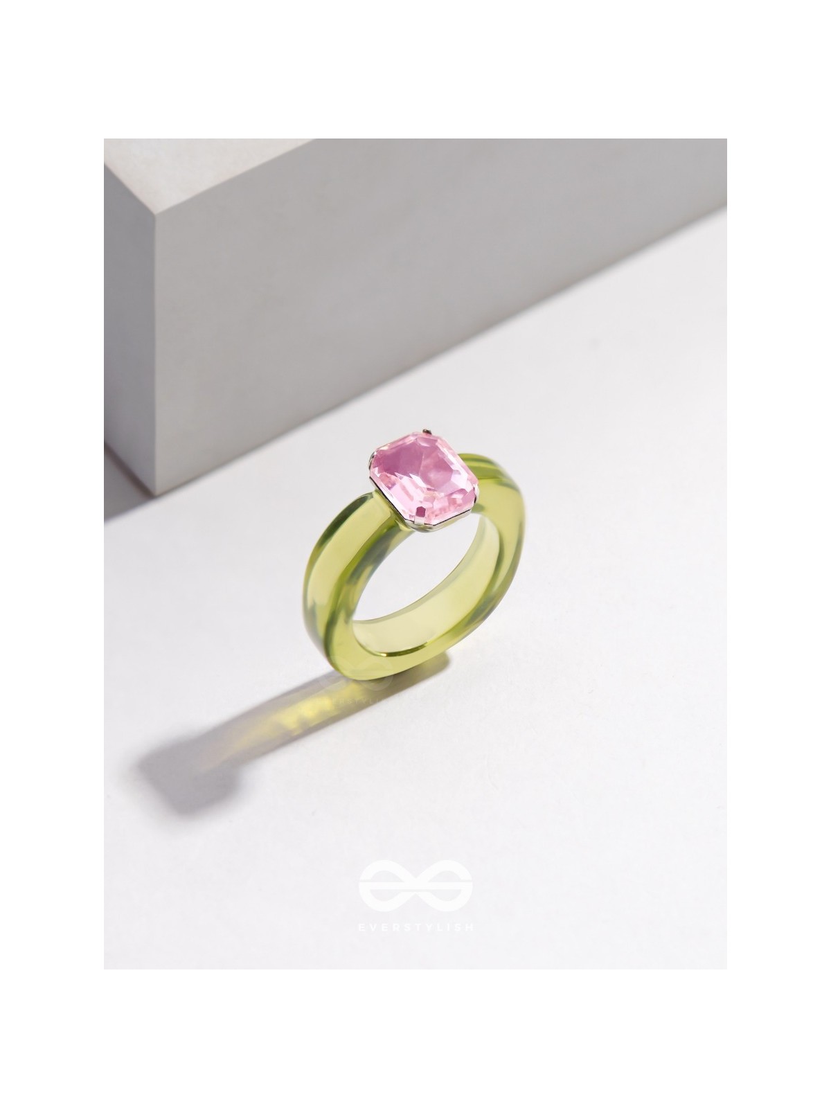 SPRINGTIME SPARKLERS - STATEMENT ACRYLIC RING