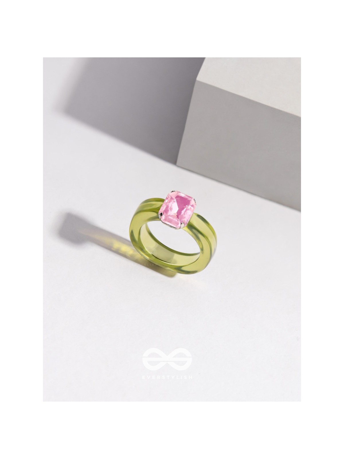 SPRINGTIME SPARKLERS - STATEMENT ACRYLIC RING