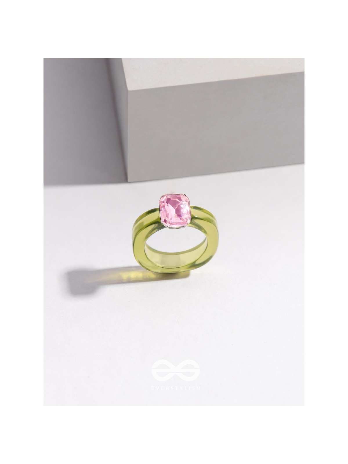 SPRINGTIME SPARKLERS - STATEMENT ACRYLIC RING