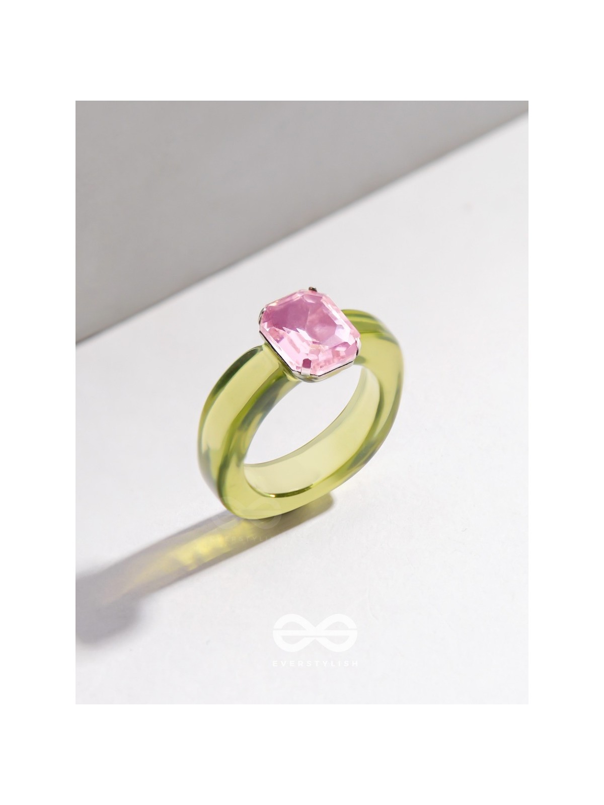 SPRINGTIME SPARKLERS - STATEMENT ACRYLIC RING