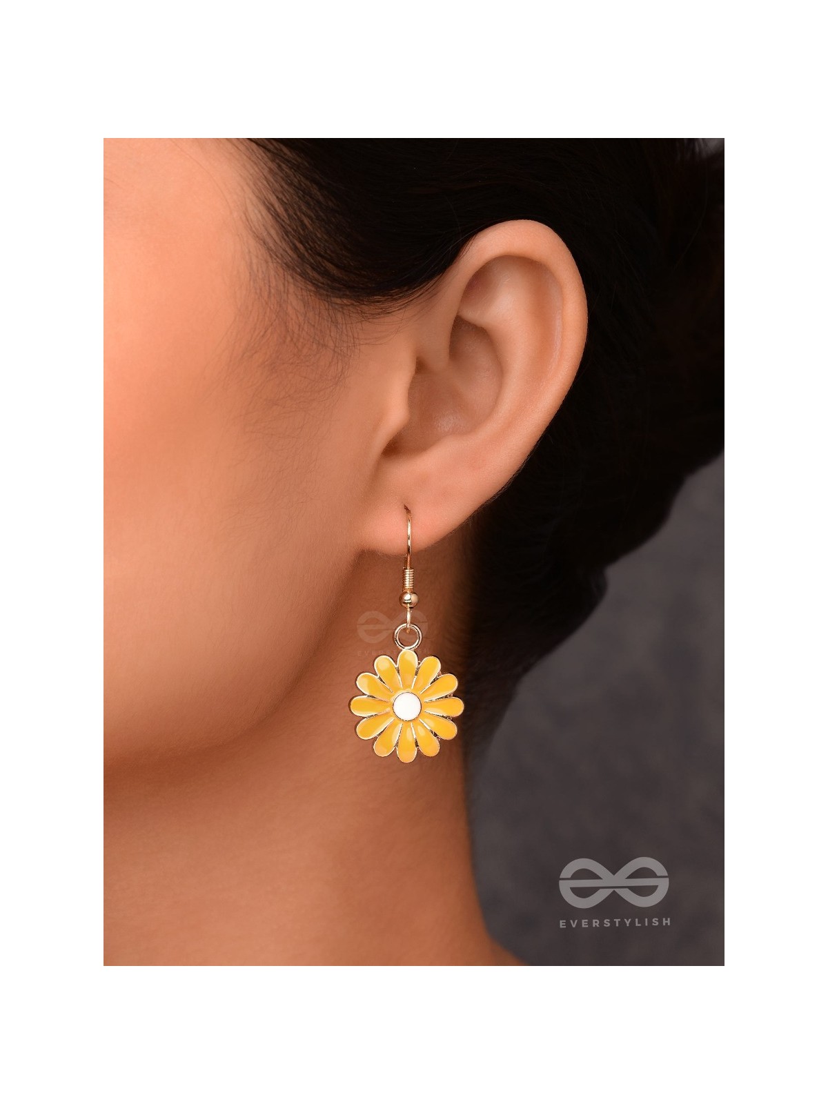 THE LIVELY DAISY - GOLDEN EMBELLISHED EARRINGS