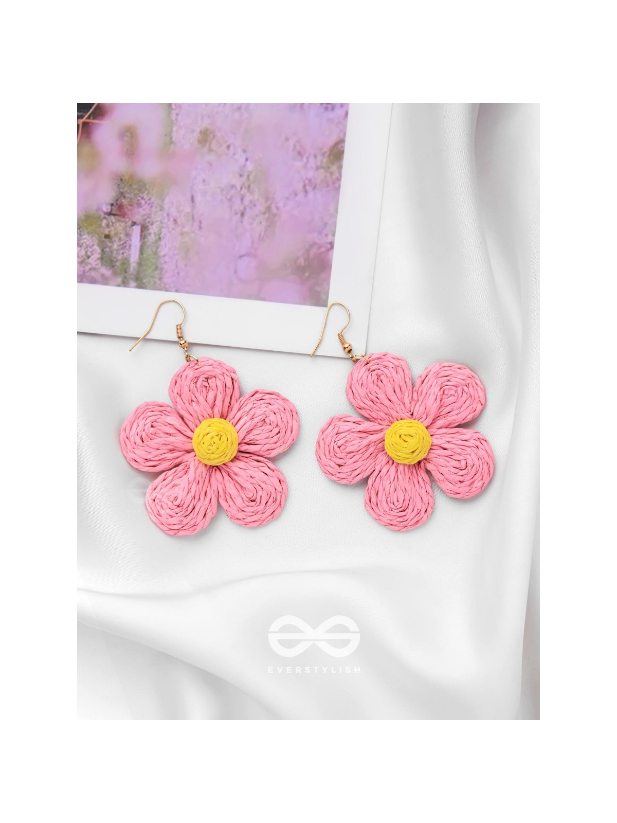 THE FLOWER POWER - STATEMENT WOVEN EARRINGS (PINK)