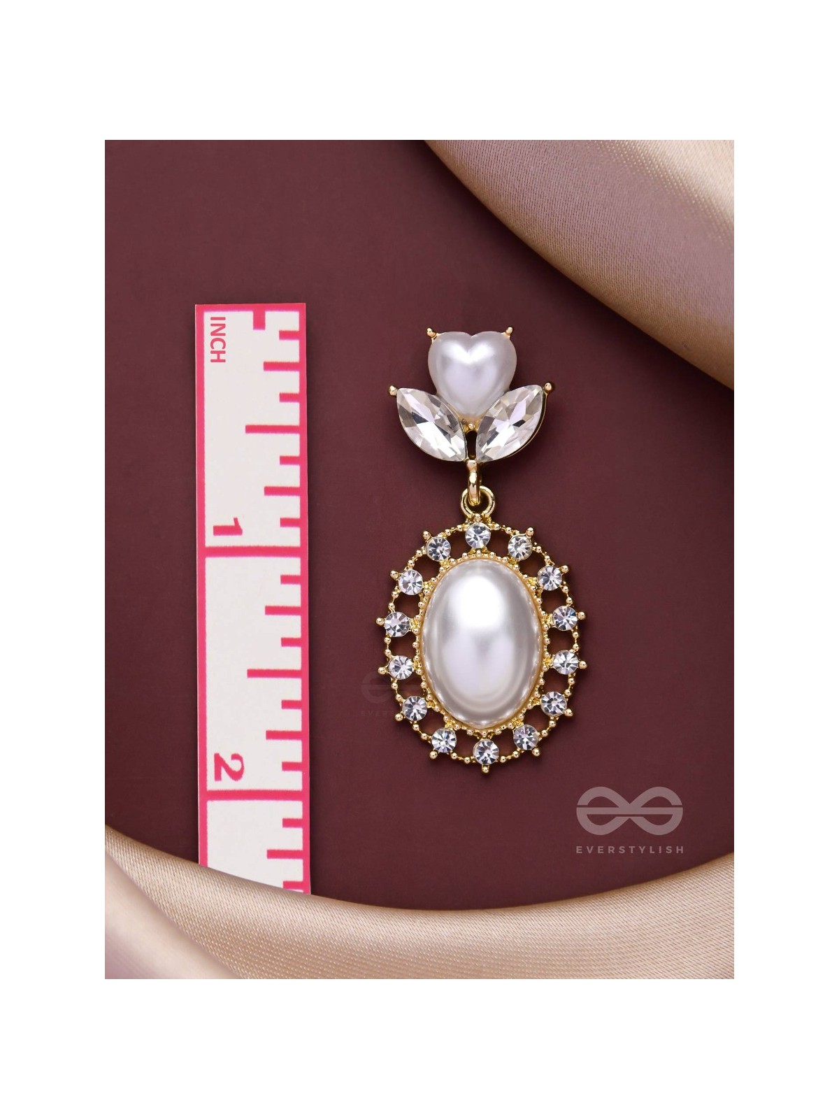 THE GRACEFUL ERA - GOLDEN EMBELLISHED EARRINGS