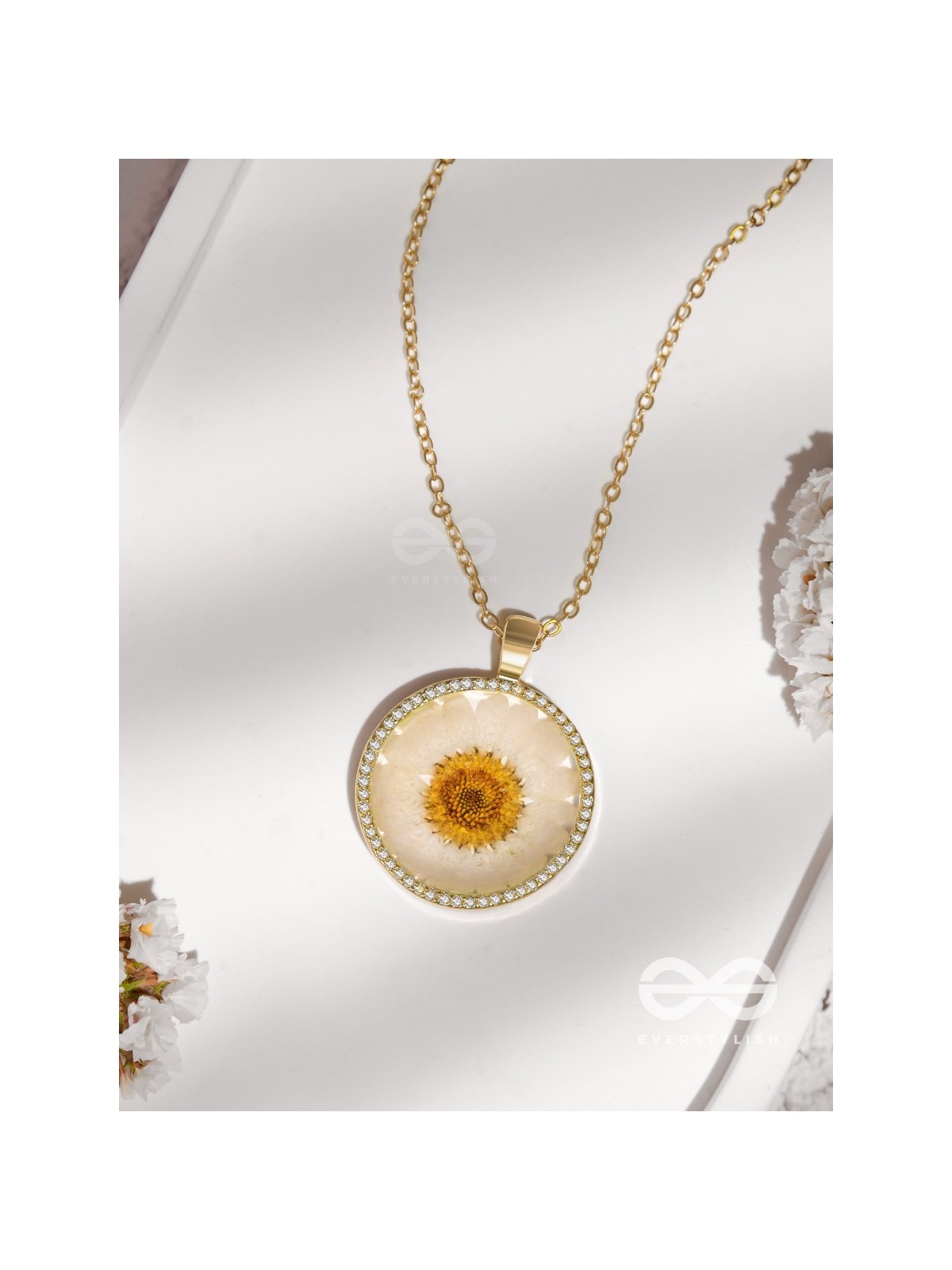 The Daisy Princess - Pressed Flower Resin Pendant With Anti-Tarnish Coating