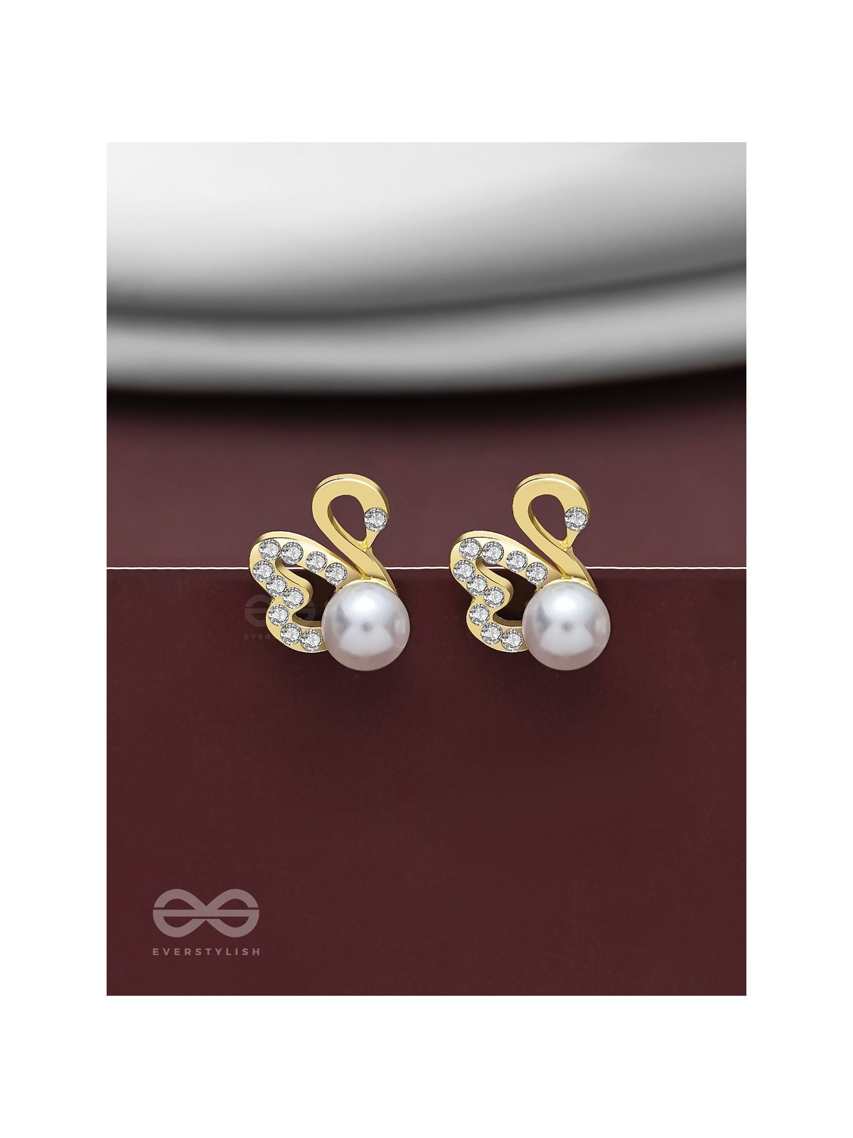 CHARMING SWANS - SPARKLING PEARL STUDS