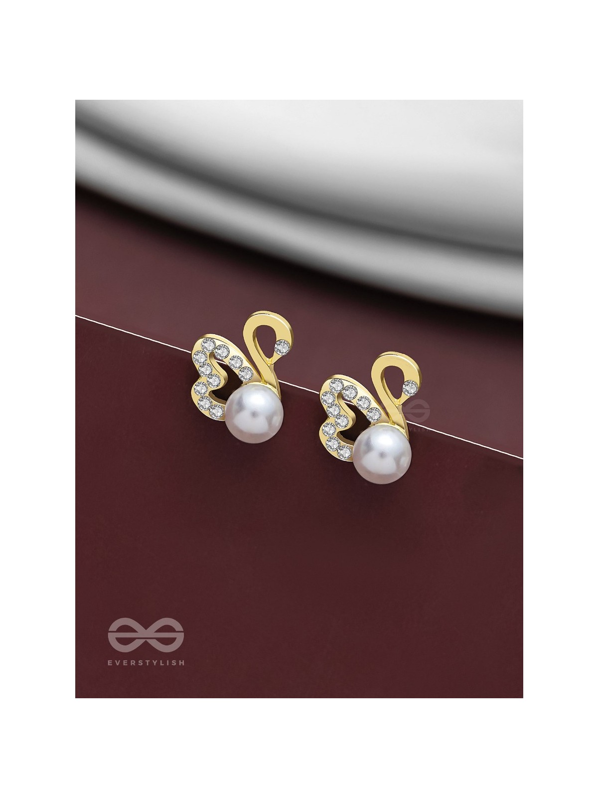 CHARMING SWANS - SPARKLING PEARL STUDS