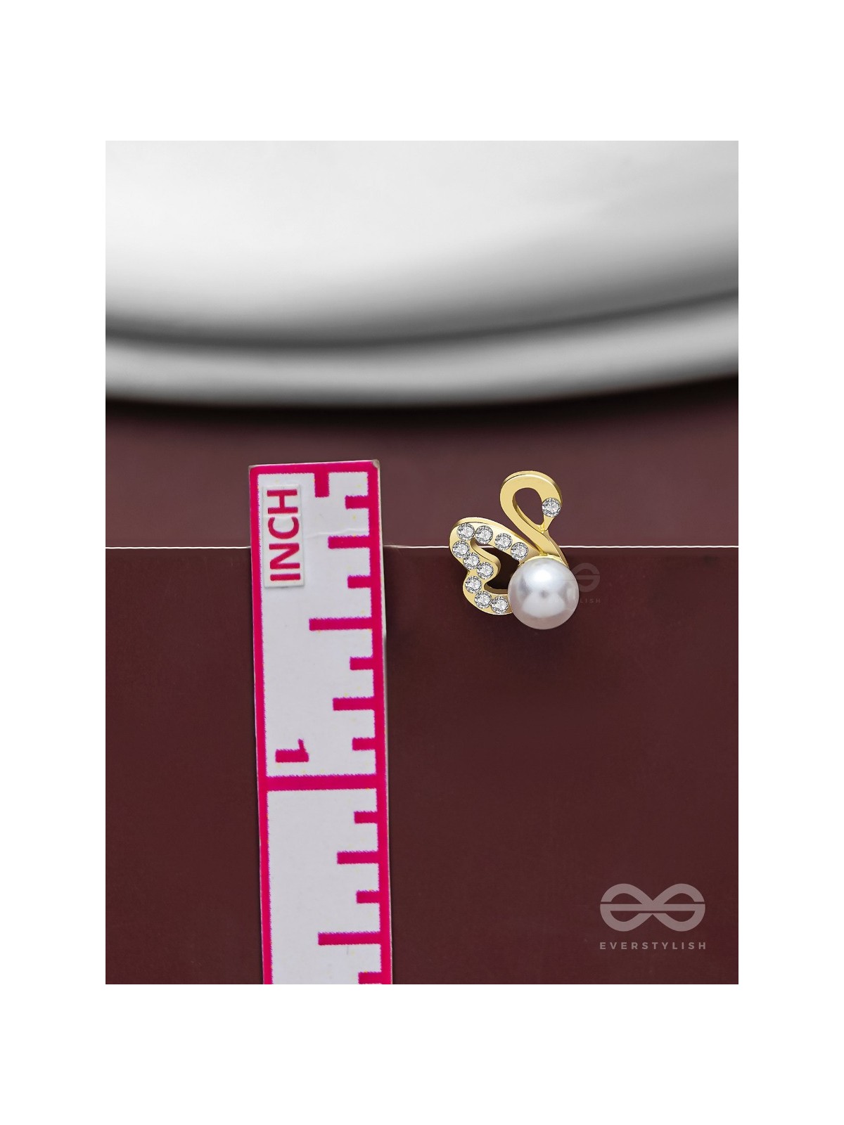 CHARMING SWANS - SPARKLING PEARL STUDS