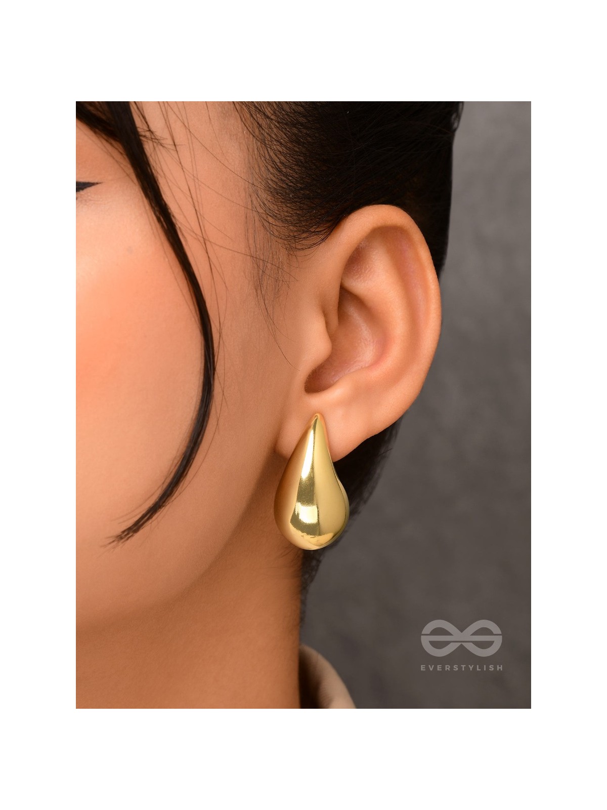 The Glistening Drops - Classy Golden Stud Earrings