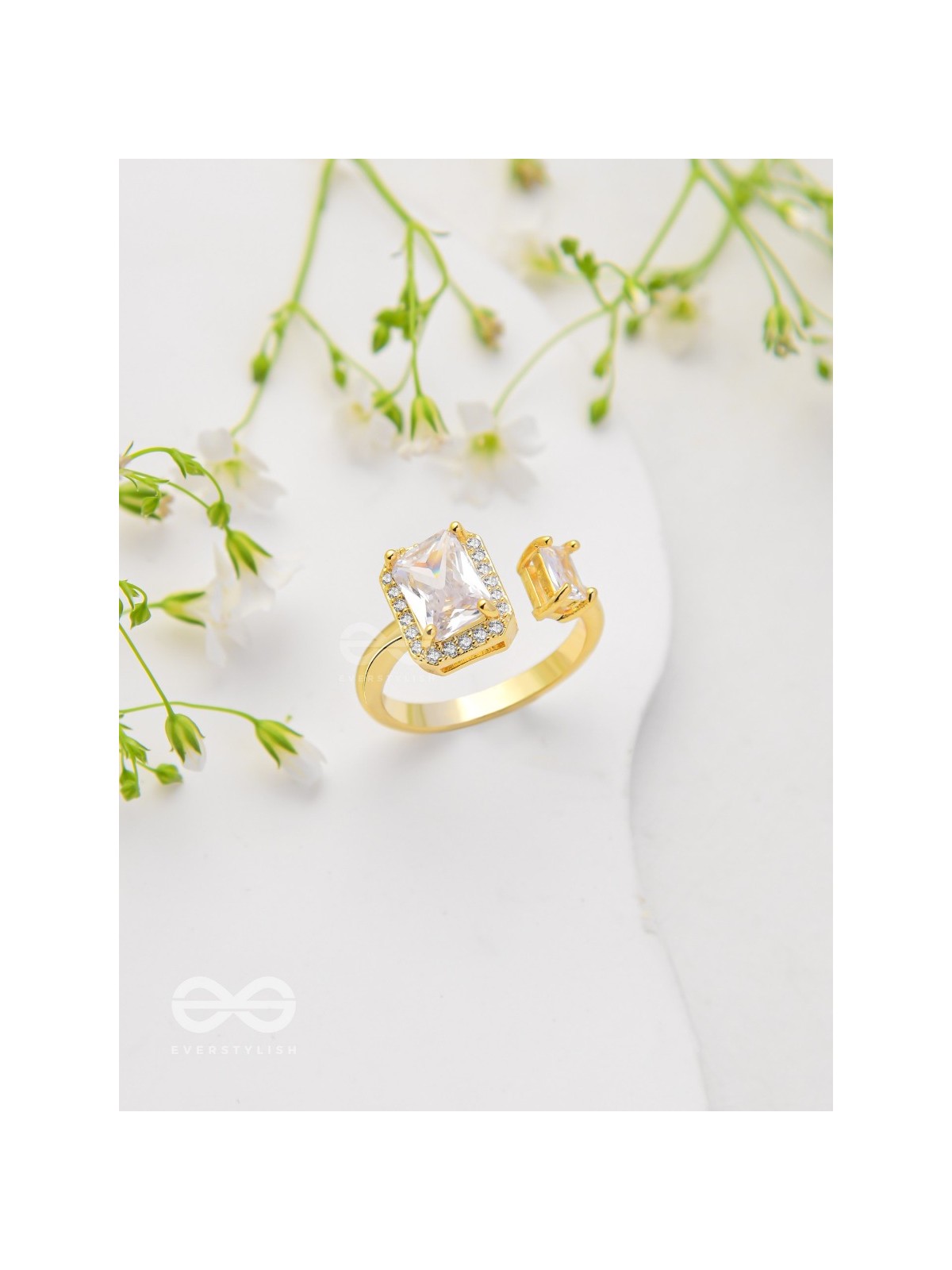 The Elegant Majesty - Golden Cubic Zirconia Ring 