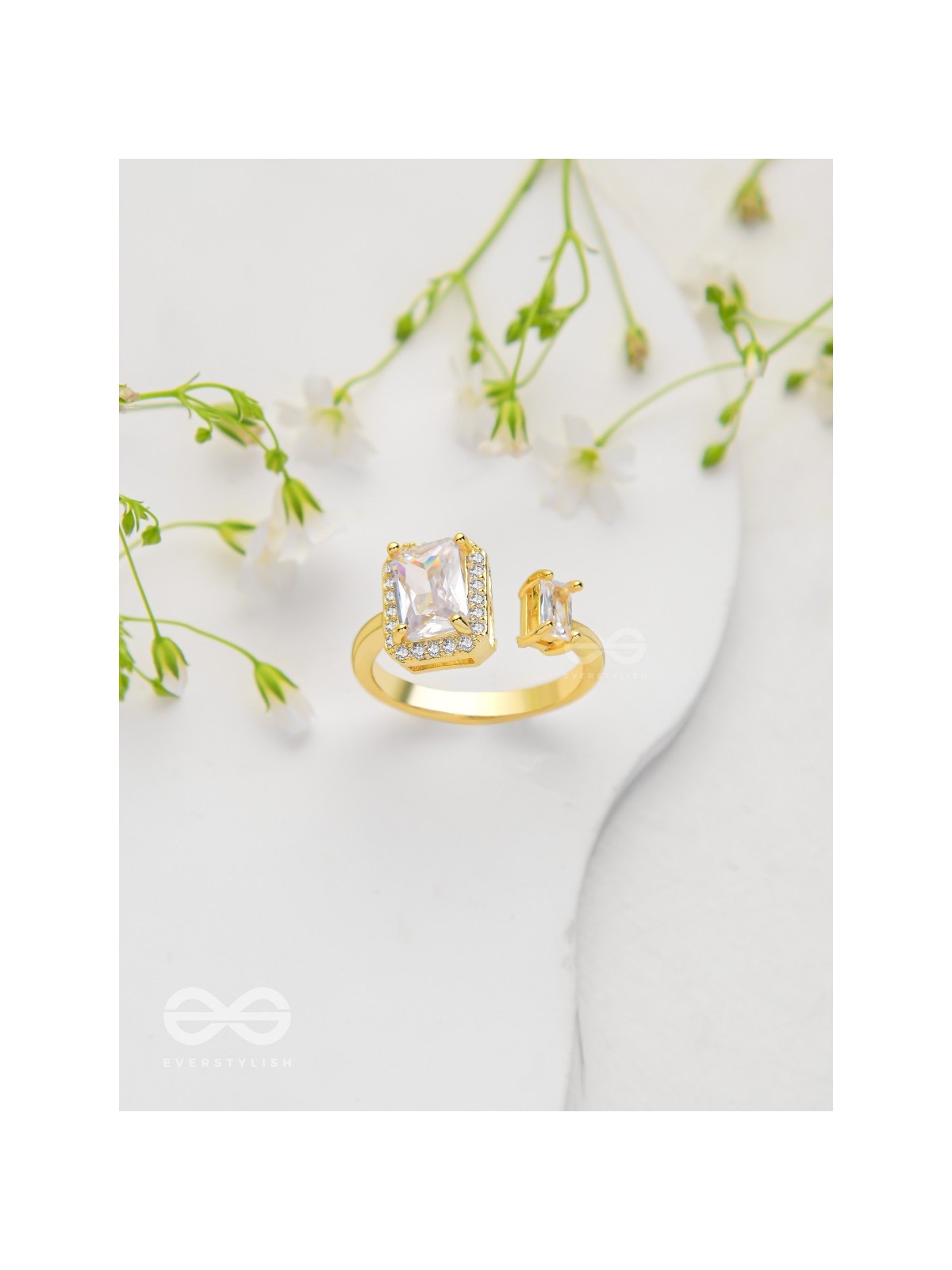 The Elegant Majesty - Golden Cubic Zirconia Ring 