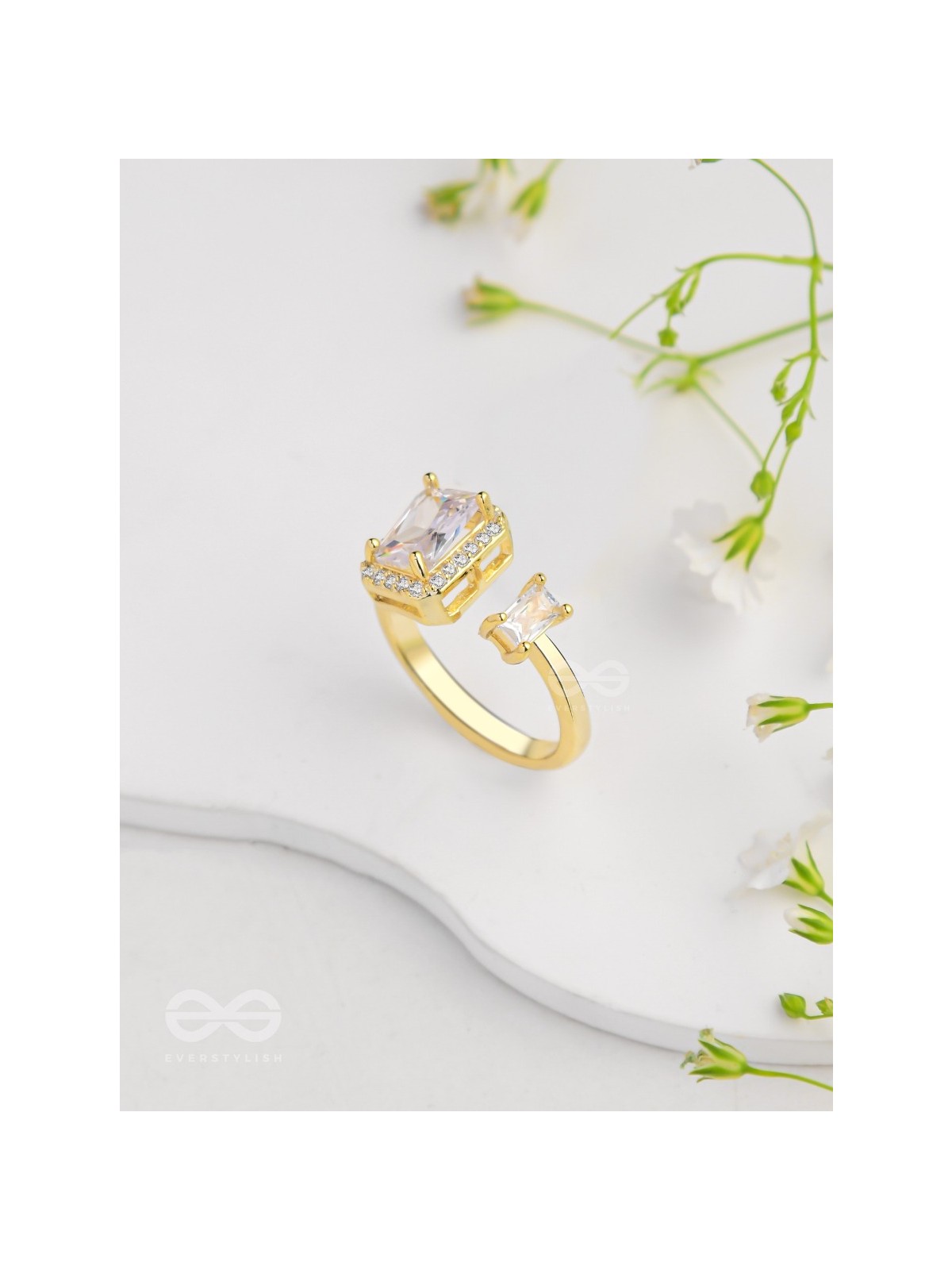 The Elegant Majesty - Golden Cubic Zirconia Ring 