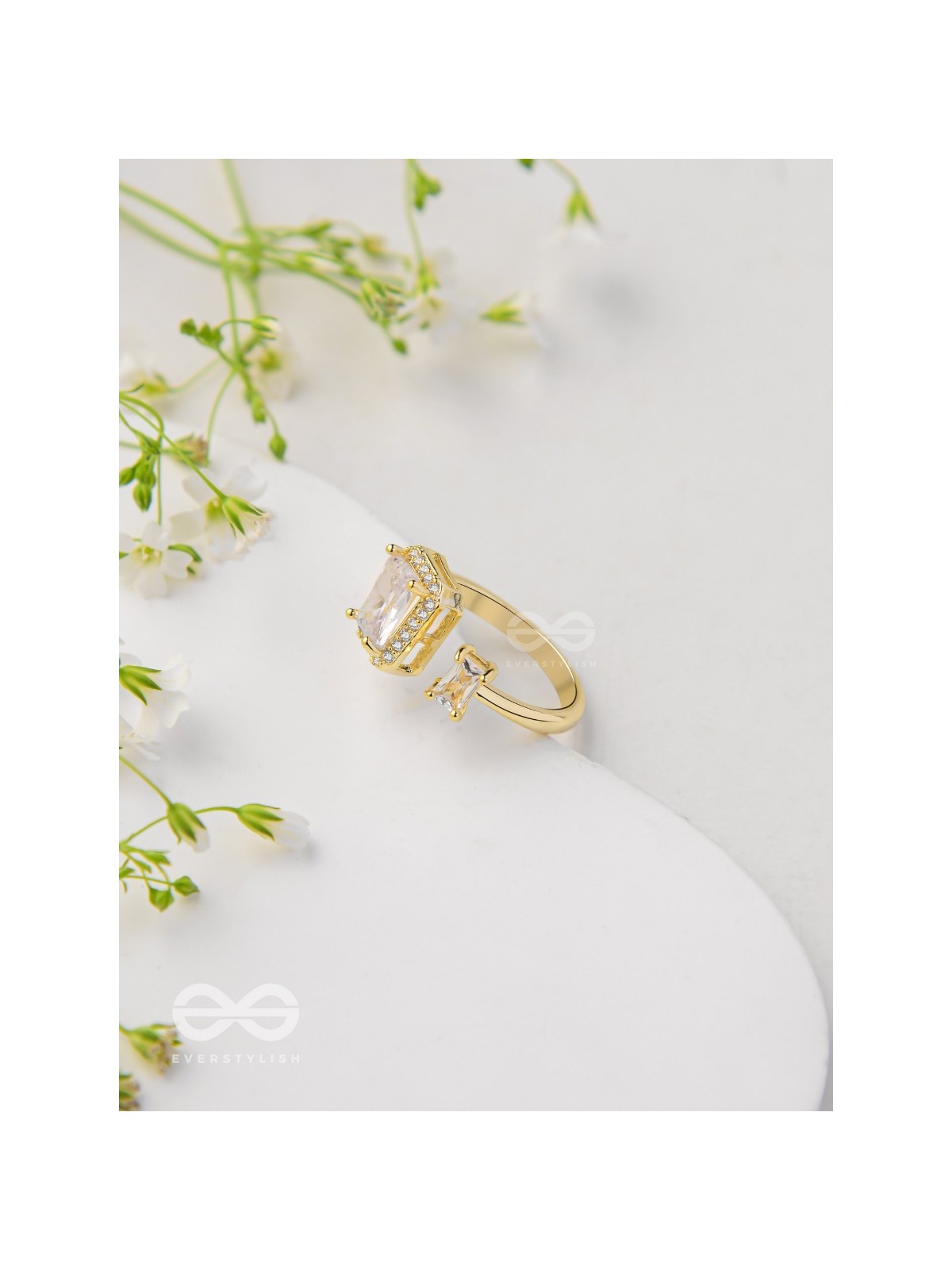 The Elegant Majesty - Golden Cubic Zirconia Ring 