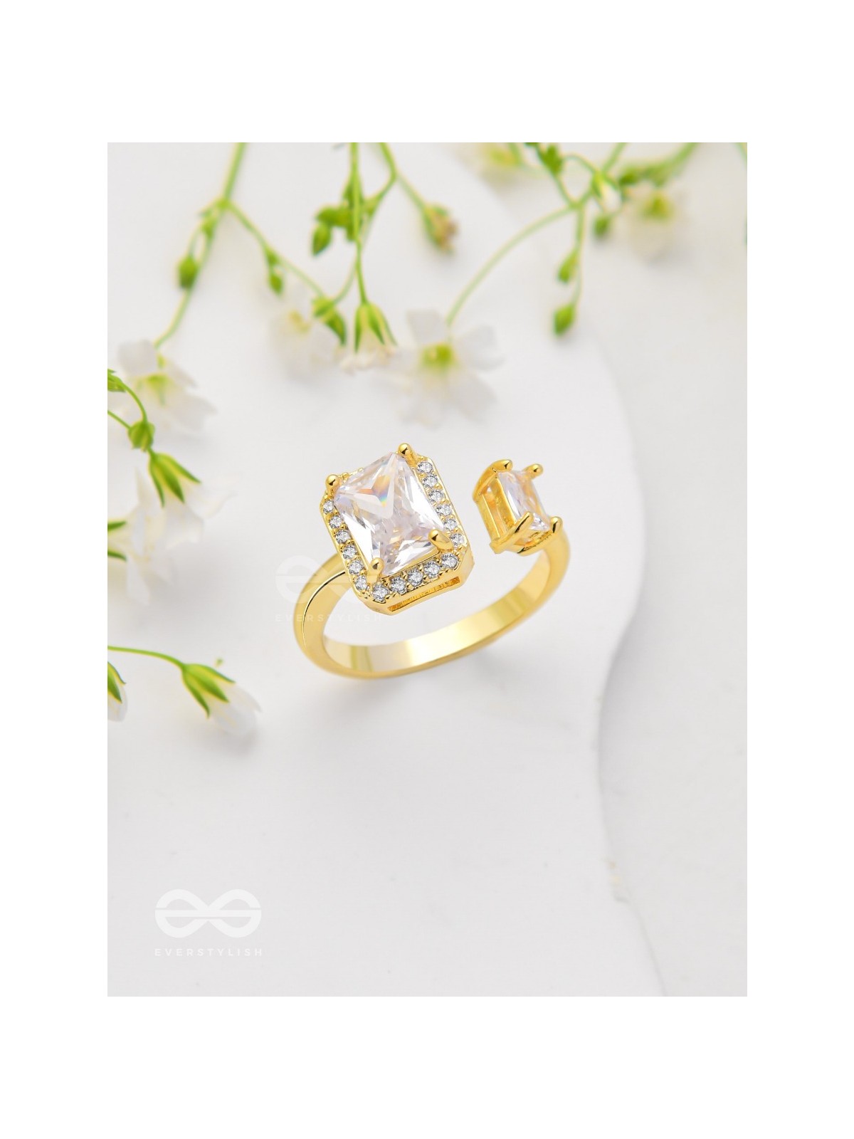 The Elegant Majesty - Golden Cubic Zirconia Ring 