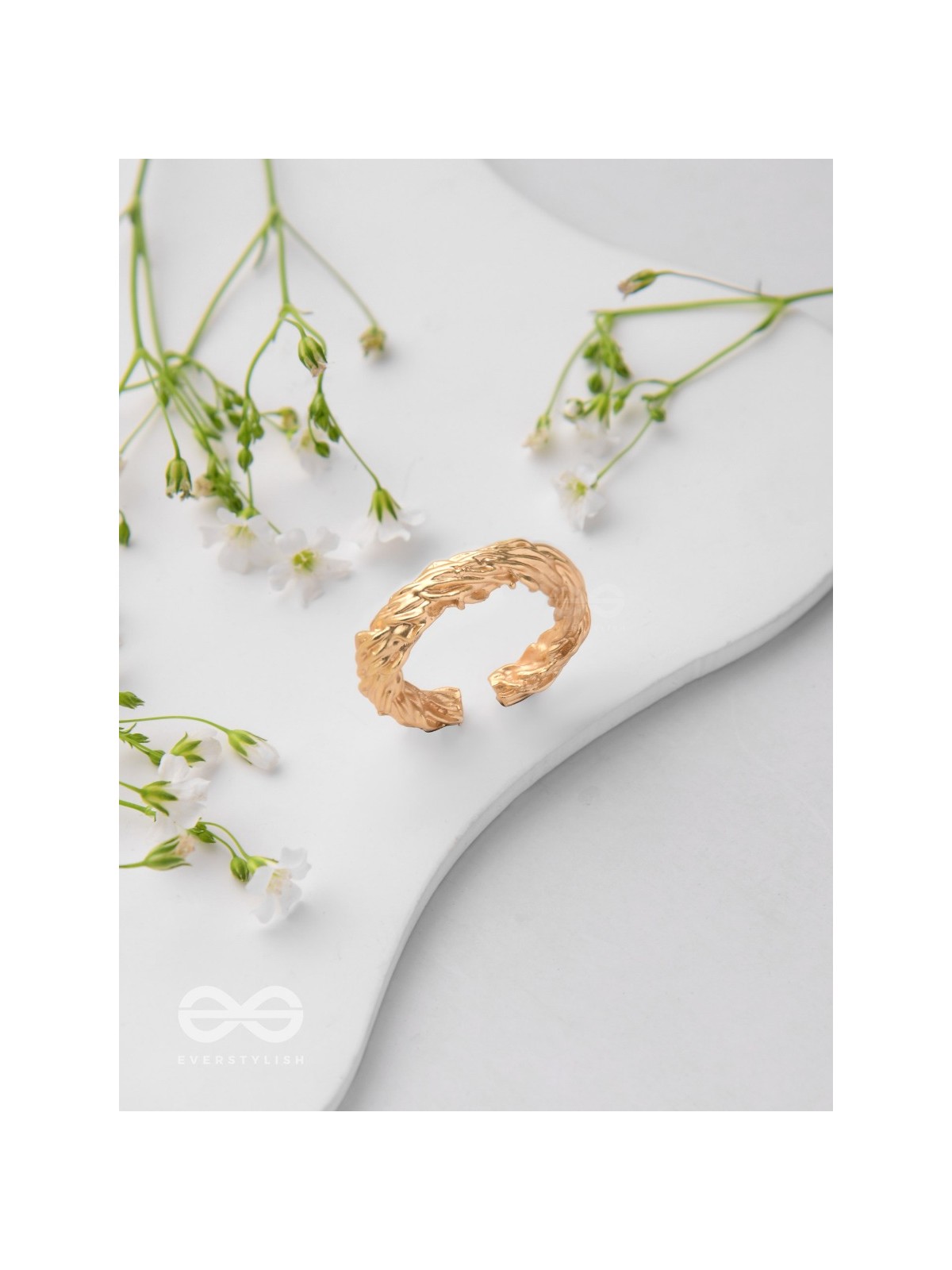 The Twisted Aura - Classic Golden Ring 