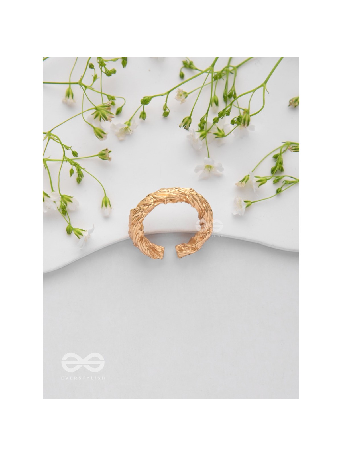 The Twisted Aura - Classic Golden Ring 