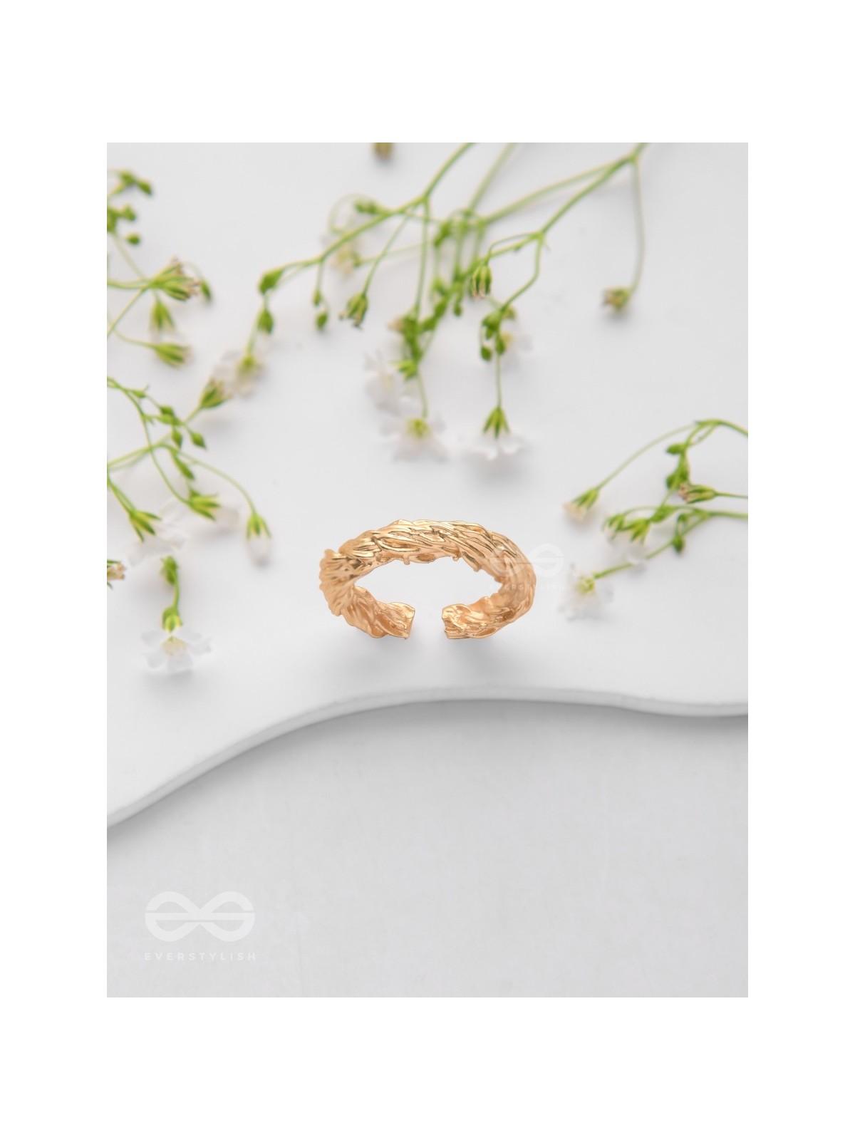 The Twisted Aura - Classic Golden Ring 