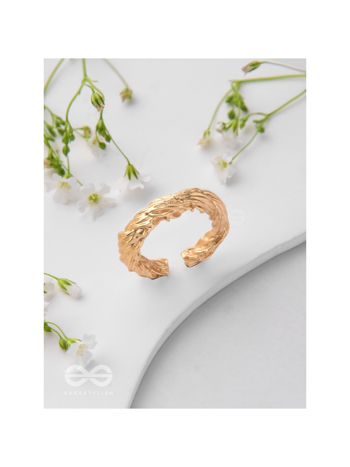 The Twisted Aura - Classic Golden Ring 