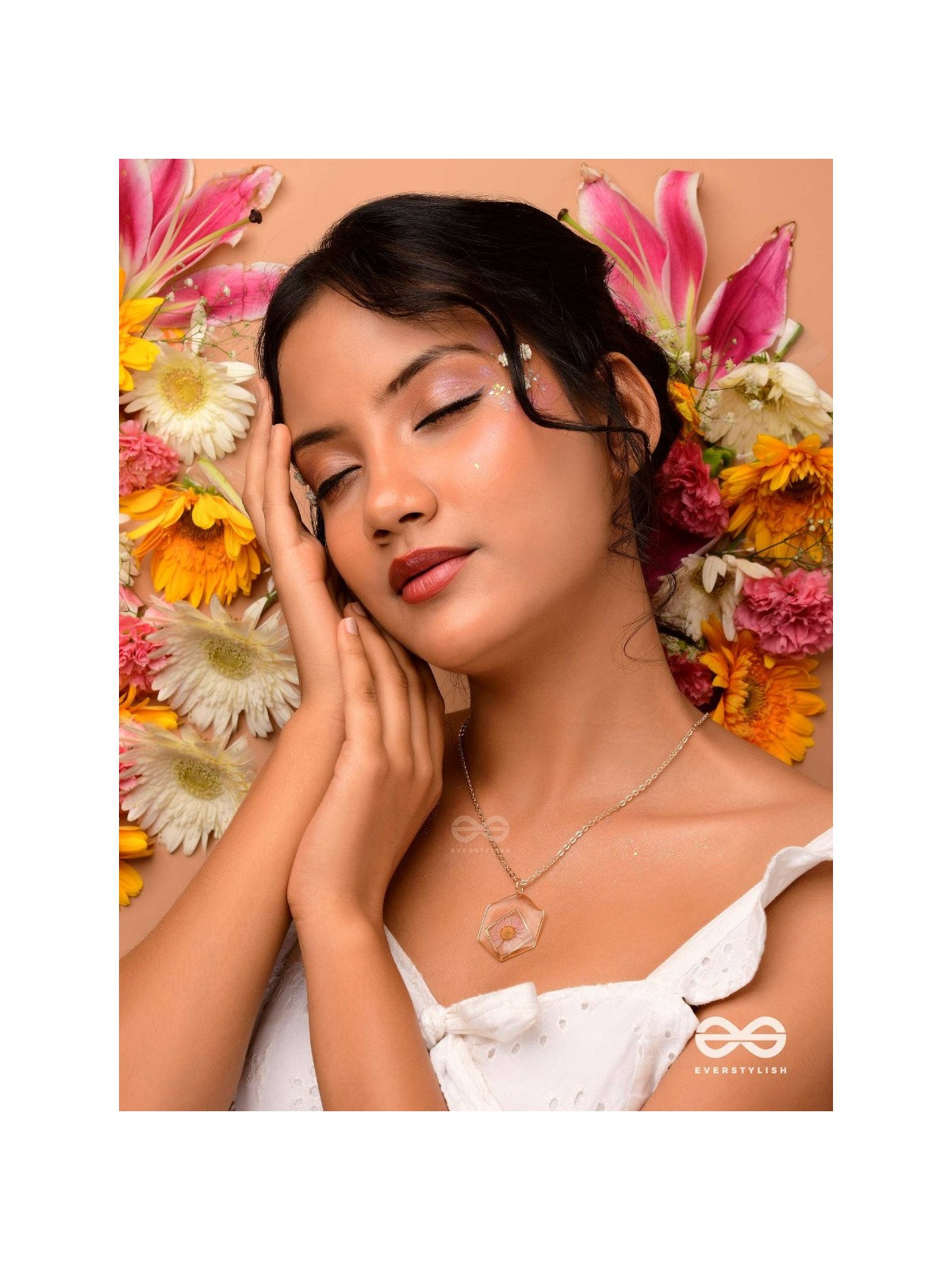 The Shy Daisy - Pressed Flower Resin Pendant With Ant-Tarnish Coating