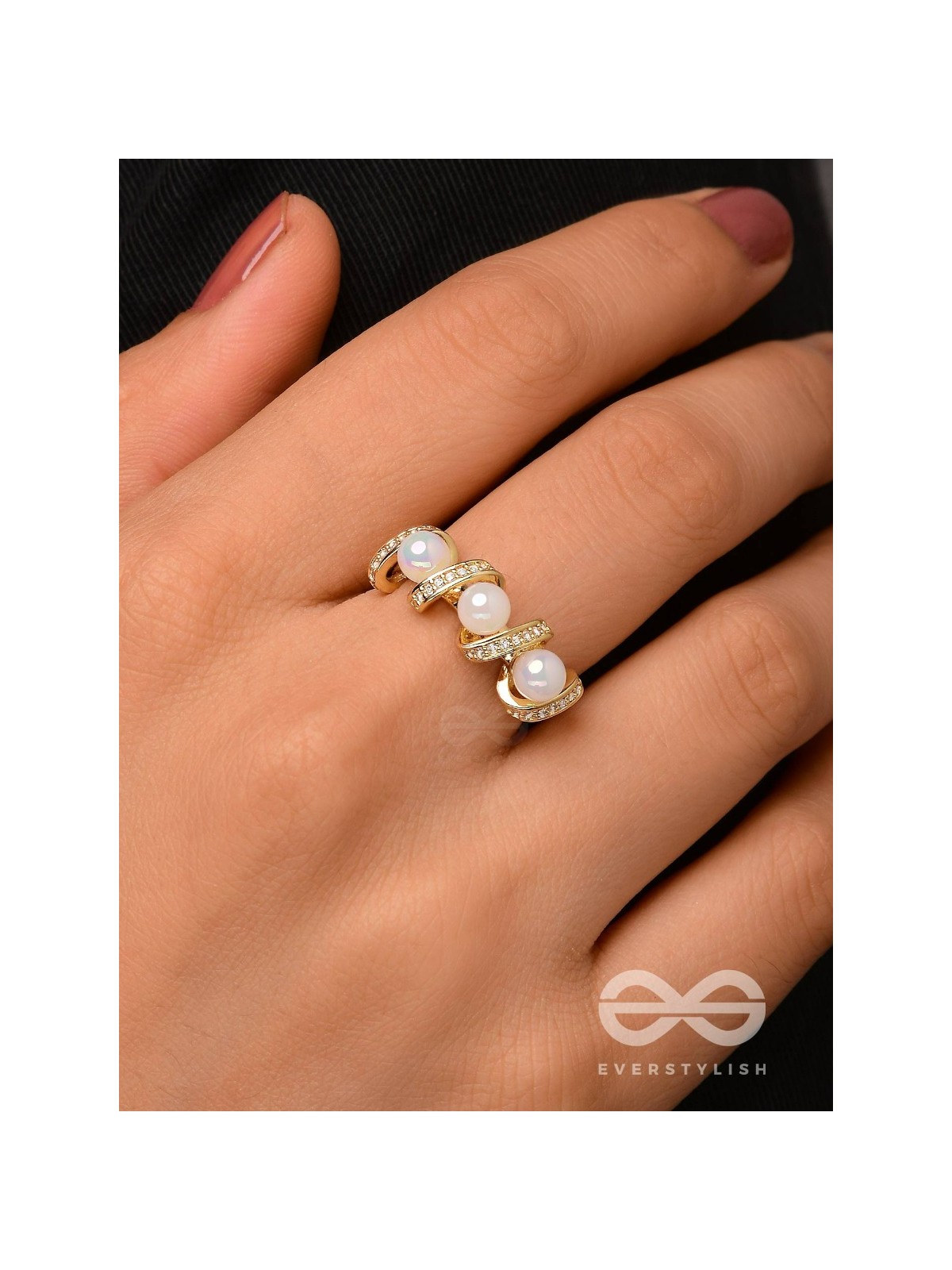 The Twisted Elegance - Cubic Zirconia Golden Ring (Adjustable)